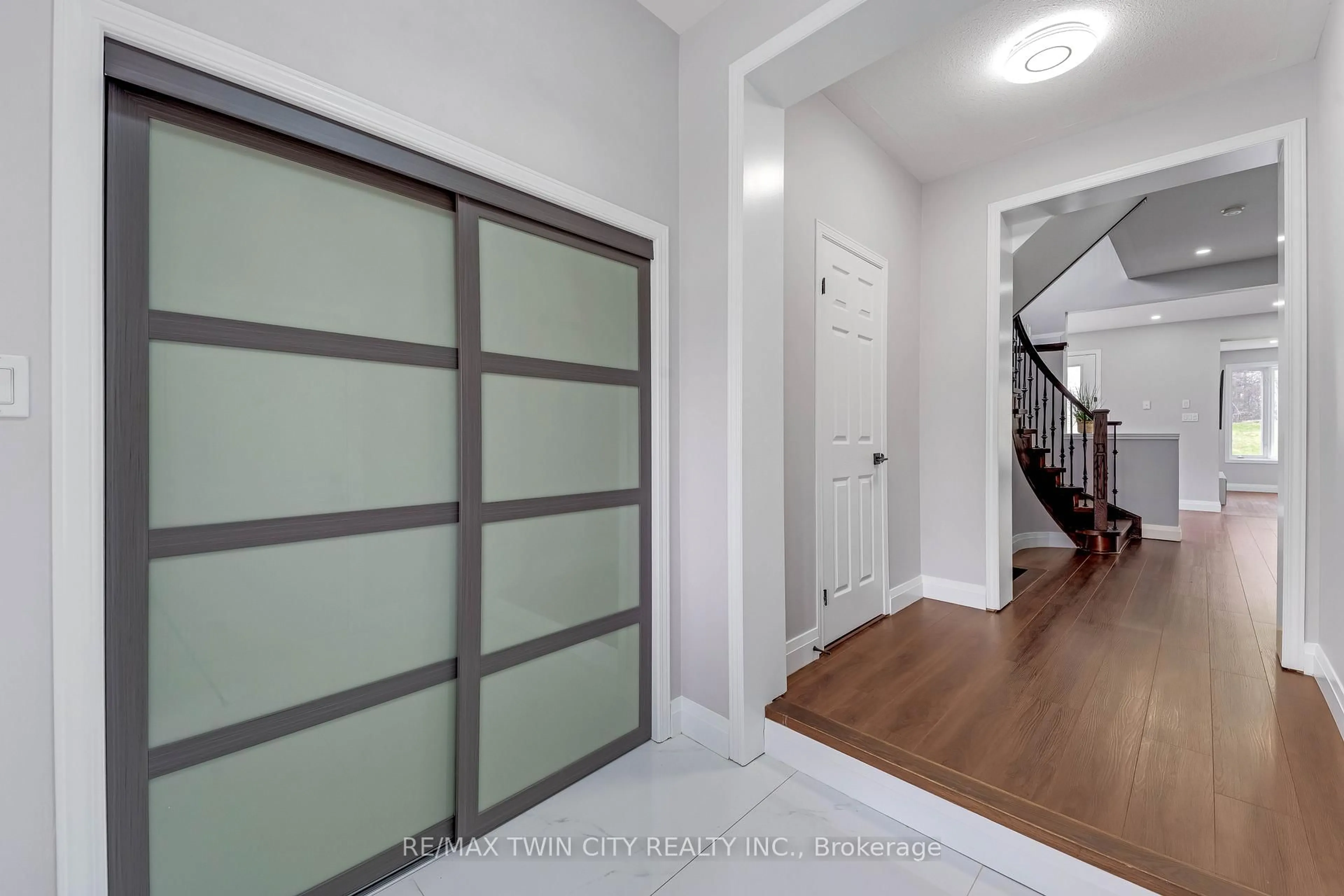 Indoor entryway for 42 Doon Mills Dr, Kitchener Ontario N2P 2W9