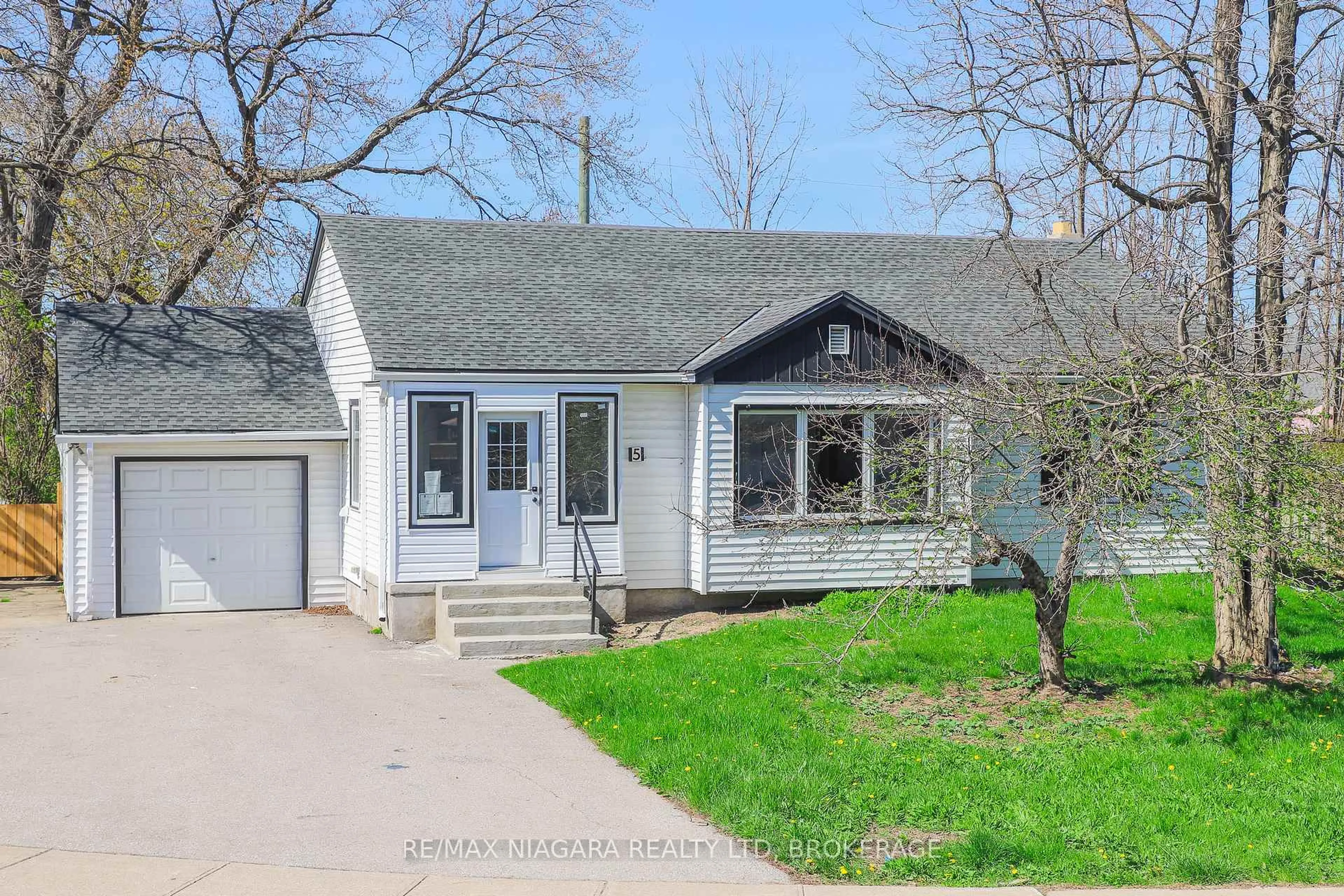 Home with vinyl exterior material, street for 5 Meadowvale Dr, St. Catharines Ontario L2N 3Z6