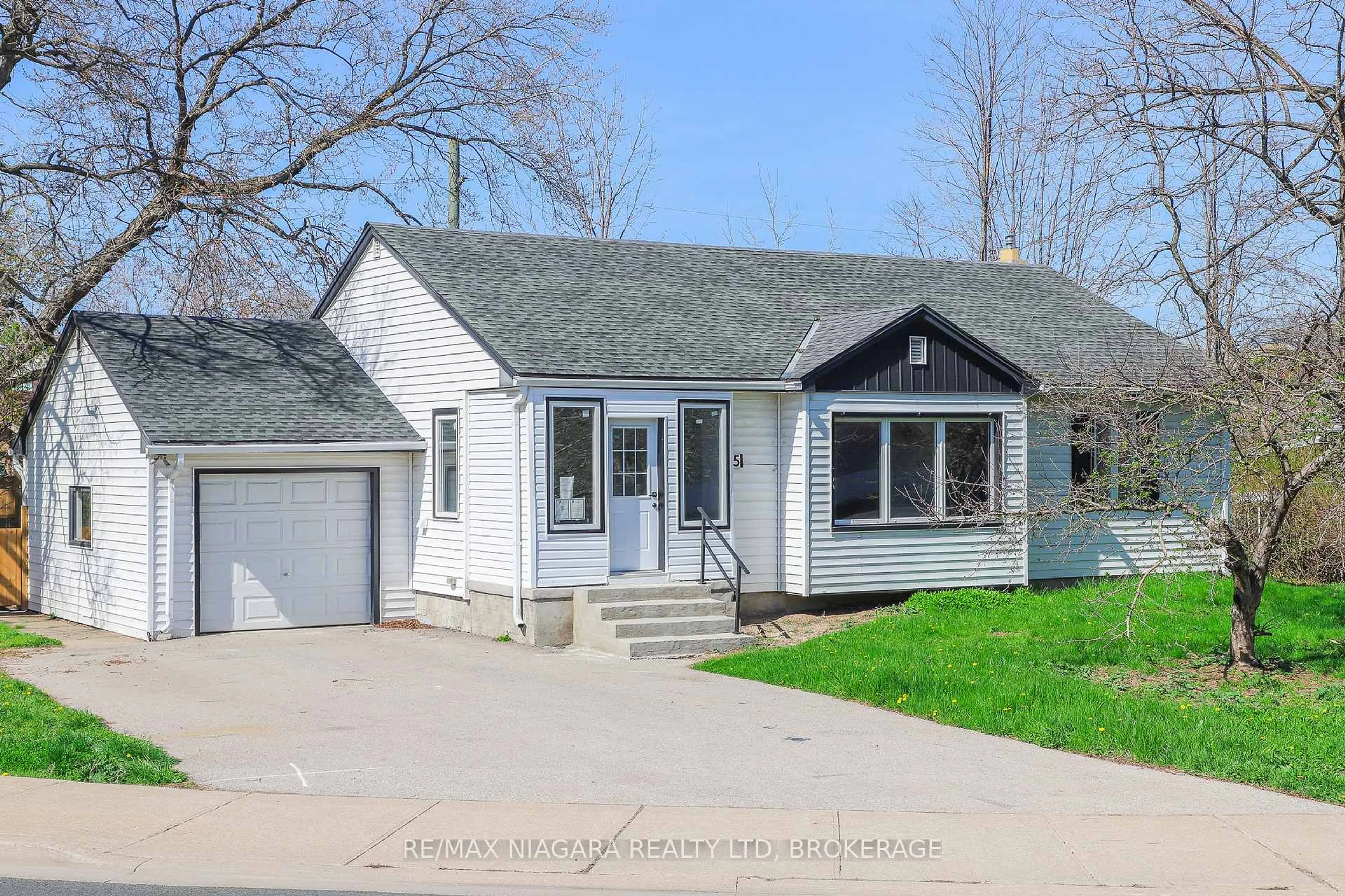 Home with vinyl exterior material, street for 5 Meadowvale Dr, St. Catharines Ontario L2N 3Z6