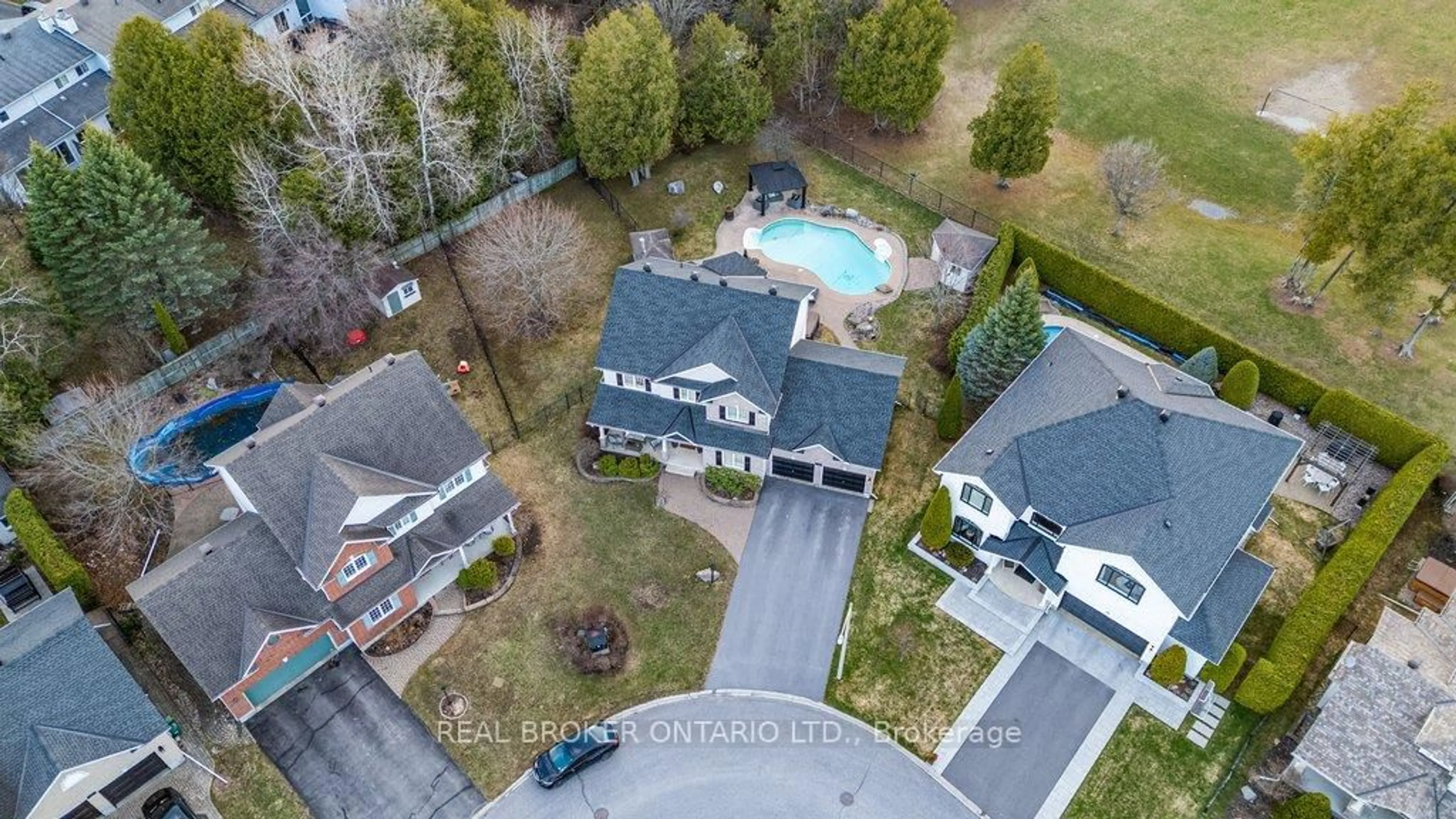 A pic from outside/outdoor area/front of a property/back of a property/a pic from drone, unknown for 32 Feldspar Cres, Stittsville Ontario K2S 1Y3