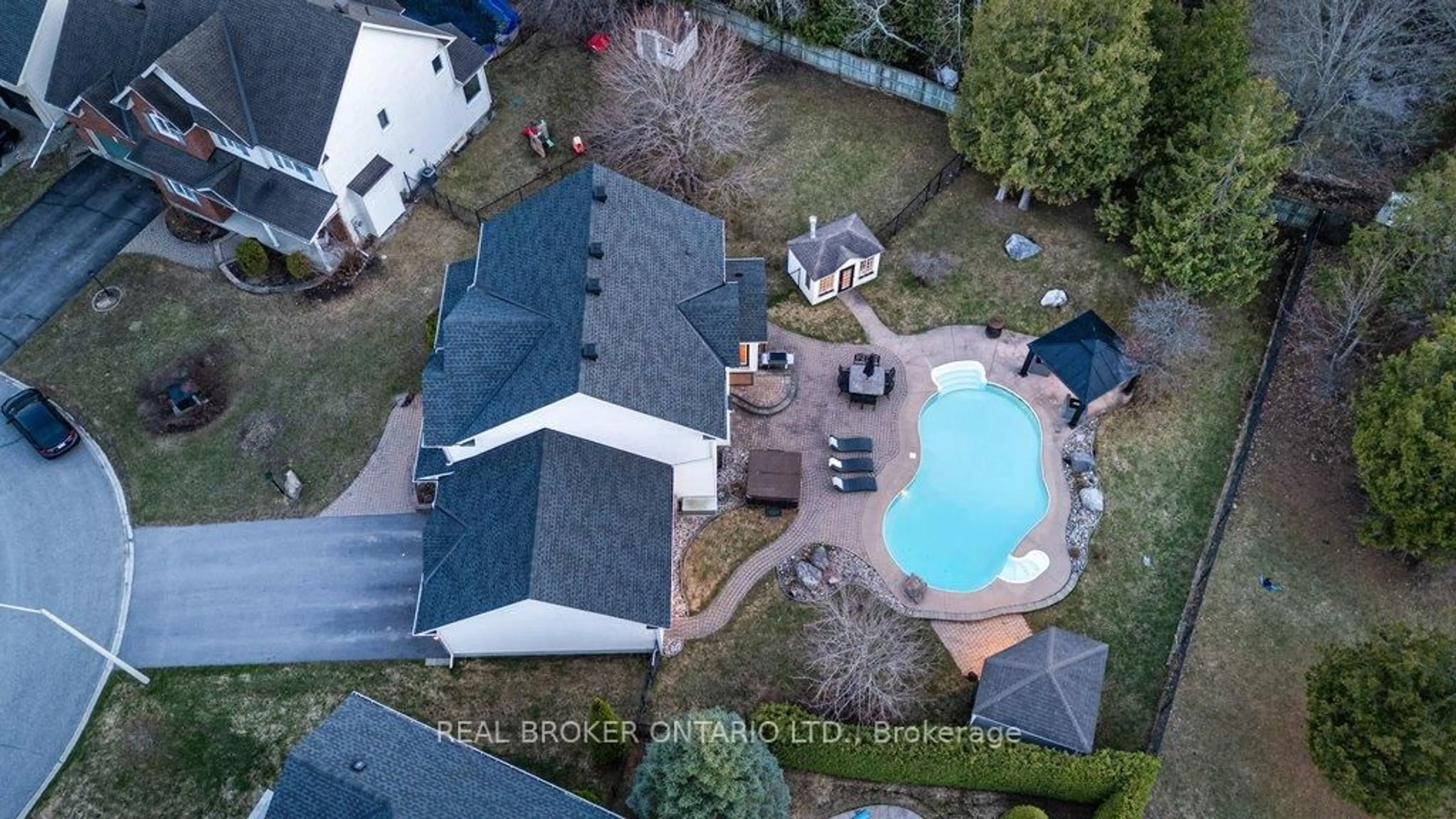 A pic from outside/outdoor area/front of a property/back of a property/a pic from drone, unknown for 32 Feldspar Cres, Stittsville Ontario K2S 1Y3