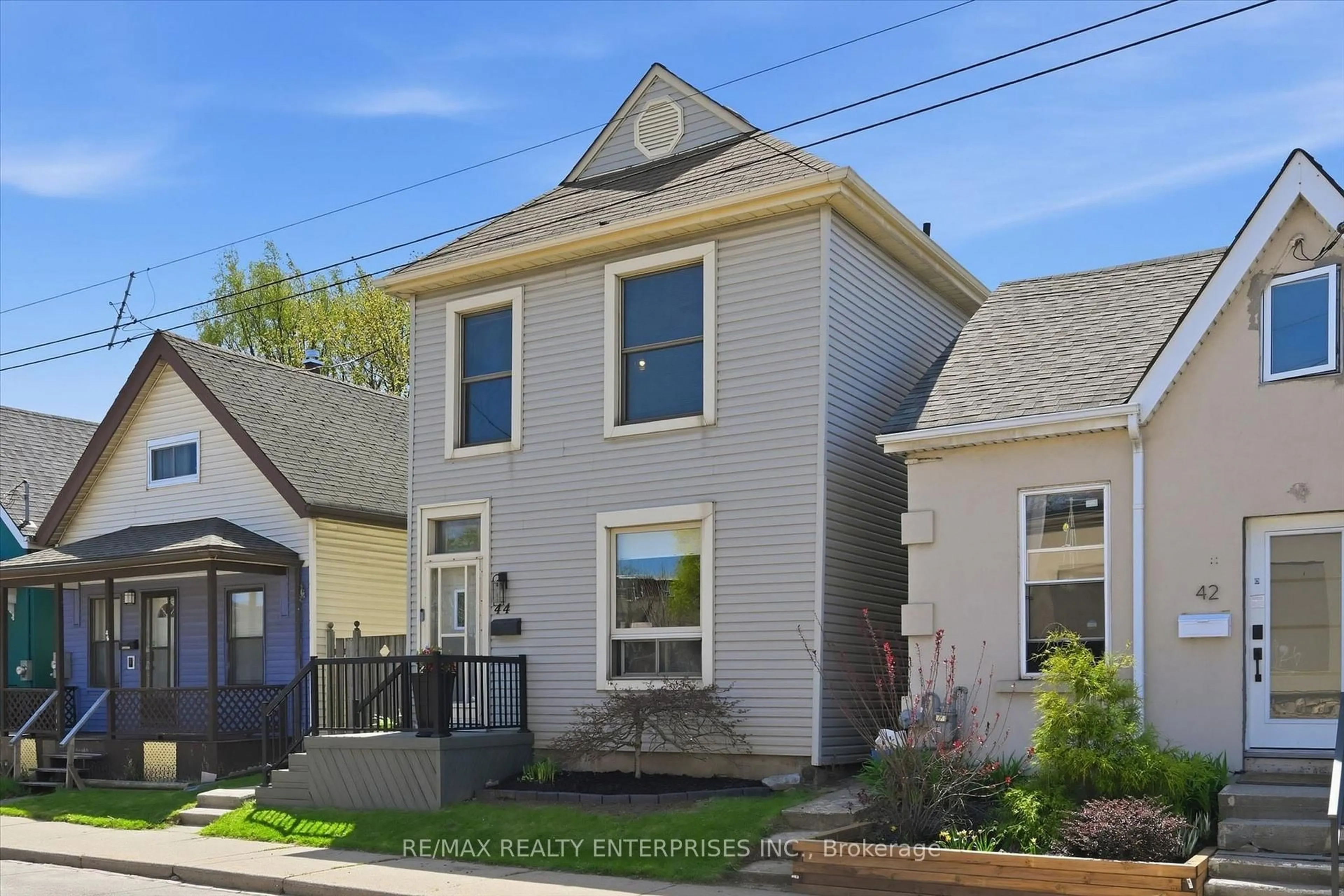 Home with vinyl exterior material, street for 44 Burton St, Hamilton Ontario L8L 3P8