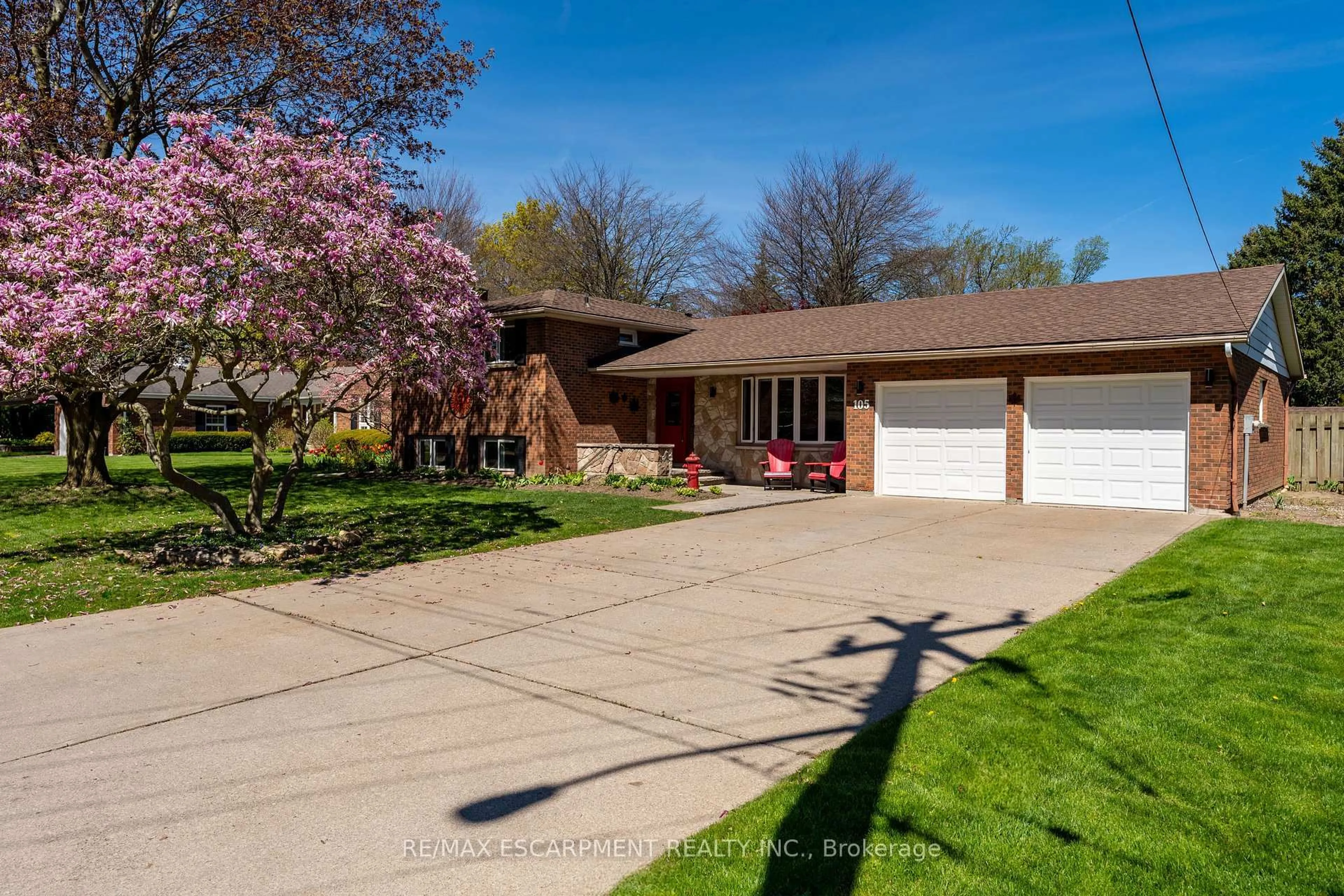 Home with brick exterior material, street for 105 DALEVIEW Dr, Pelham Ontario L0S 1E0