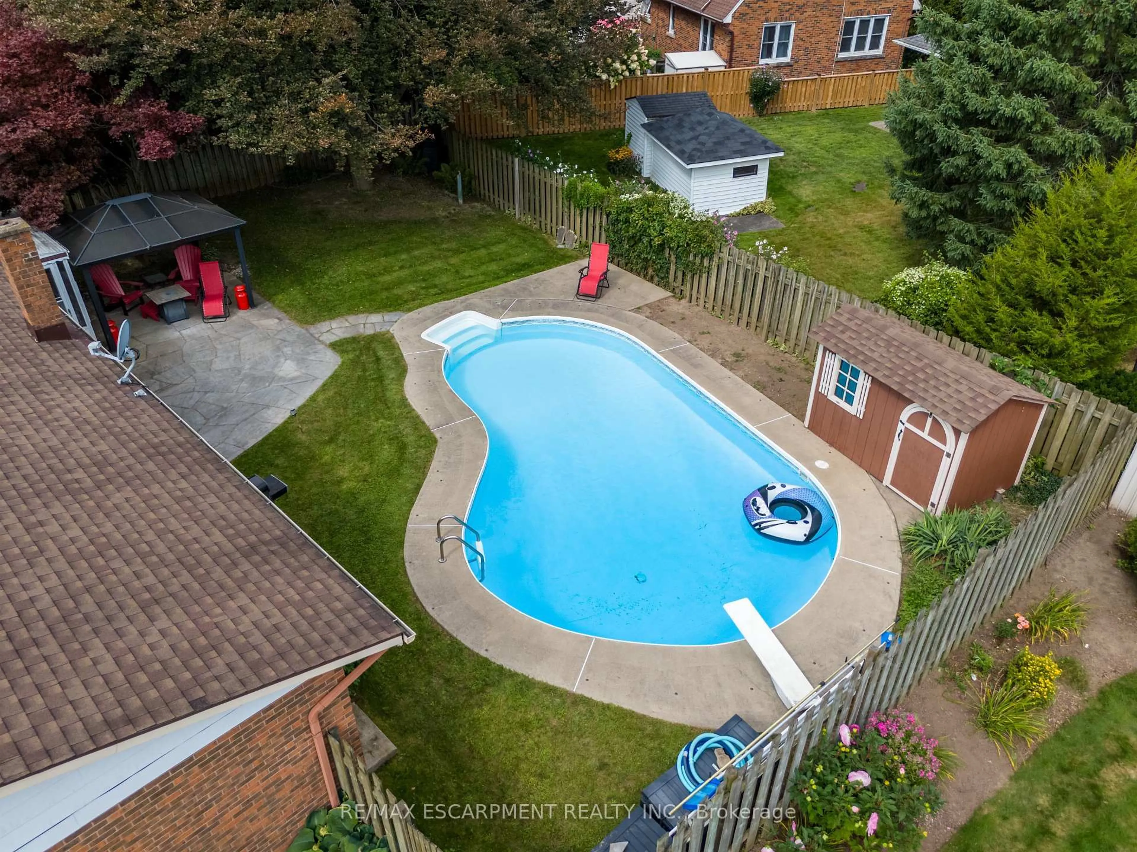A pic from outside/outdoor area/front of a property/back of a property/a pic from drone, water/lake/river/ocean view for 105 DALEVIEW Dr, Pelham Ontario L0S 1E0