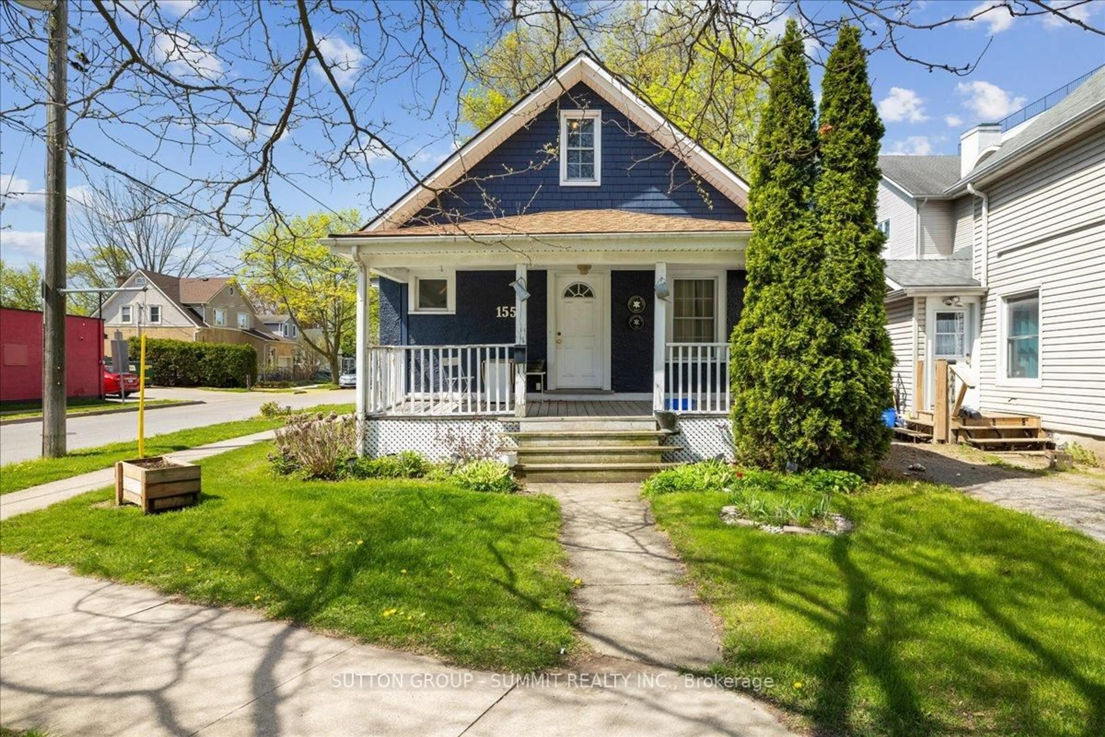 Home with vinyl exterior material, street for 155 1/2 Lake St, St. Catharines Ontario L2R 5Y5