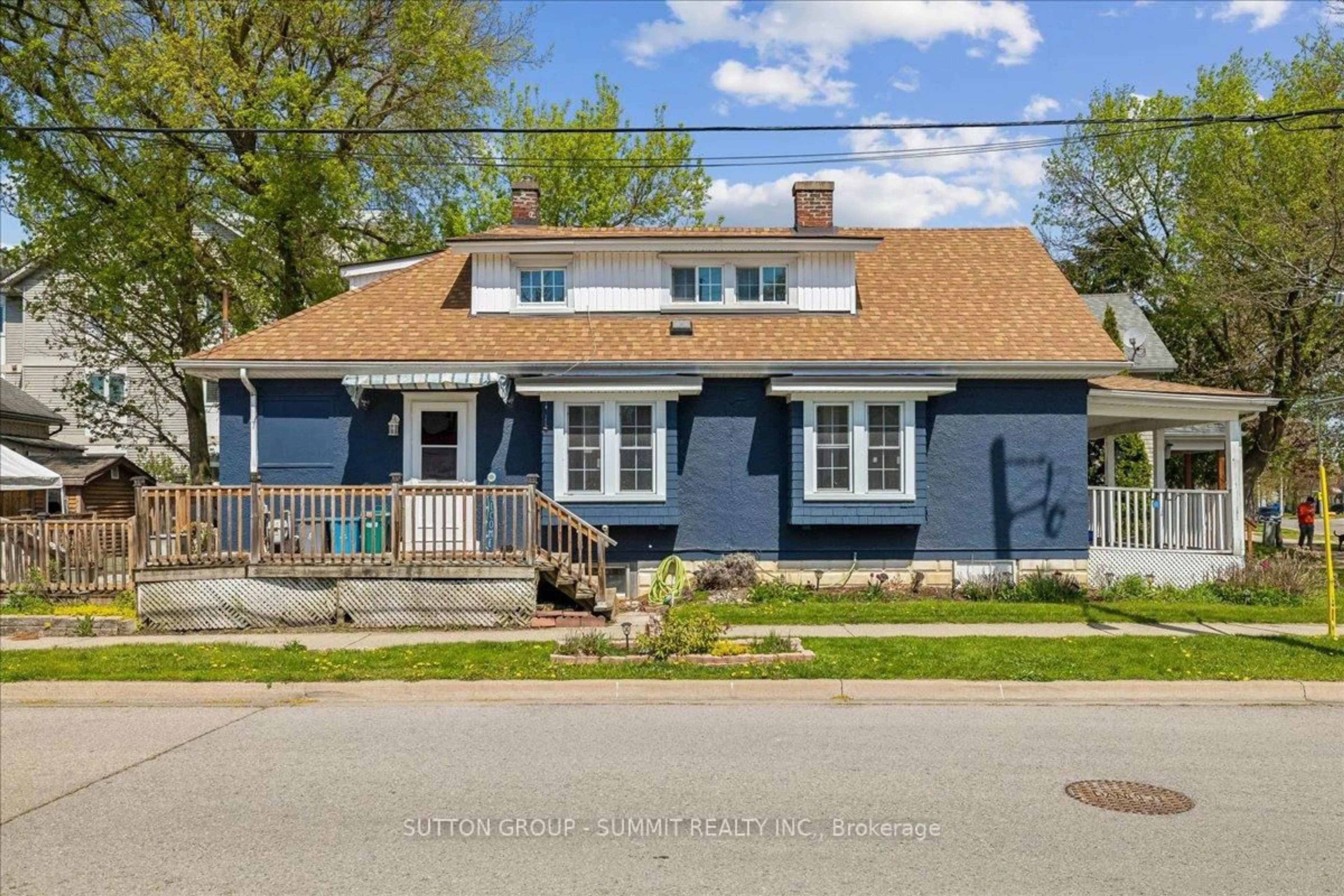 Home with vinyl exterior material, street for 155 1/2 Lake St, St. Catharines Ontario L2R 5Y5