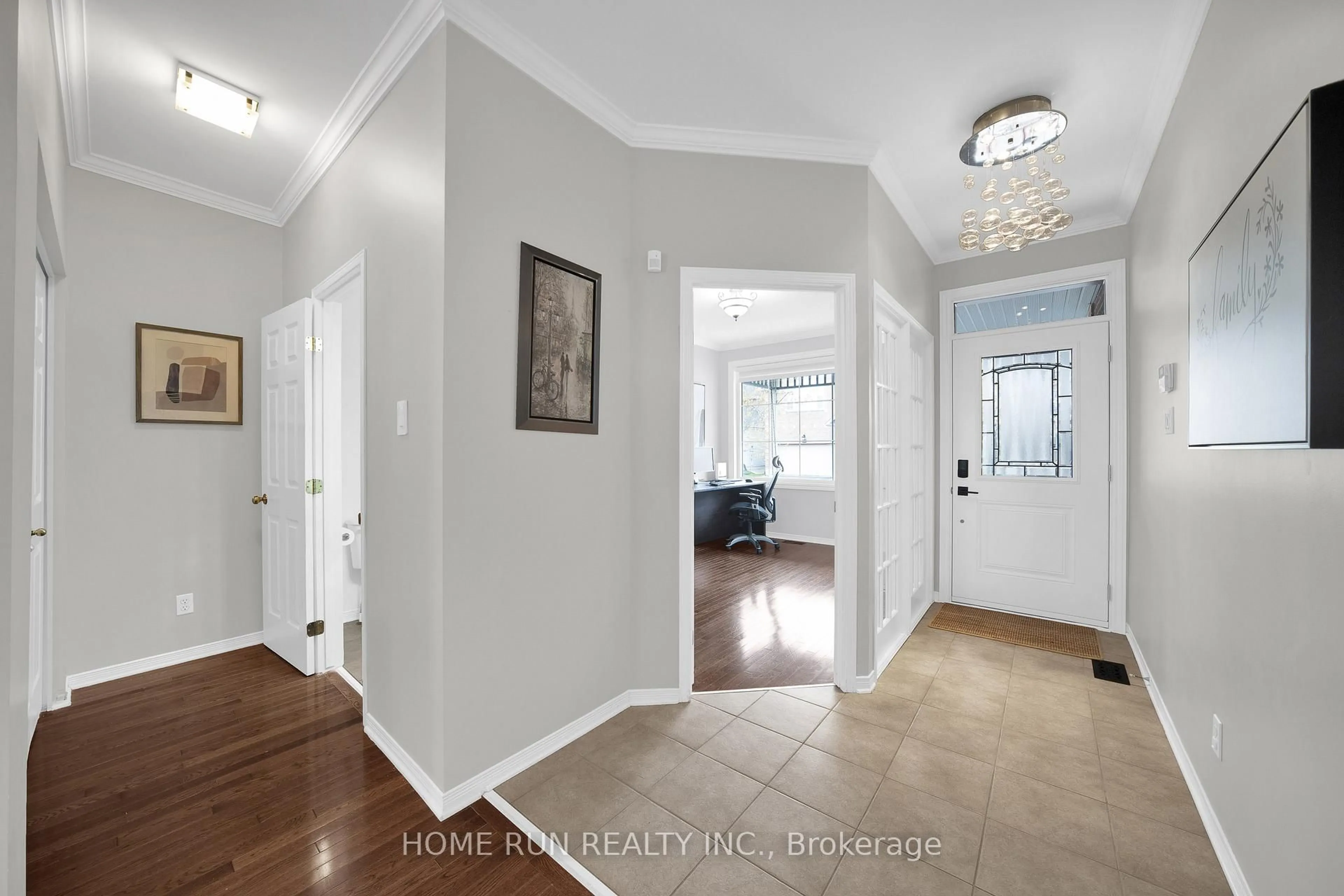Indoor entryway for 13 COLINDALE Ave, Ottawa Ontario K2J 4V6