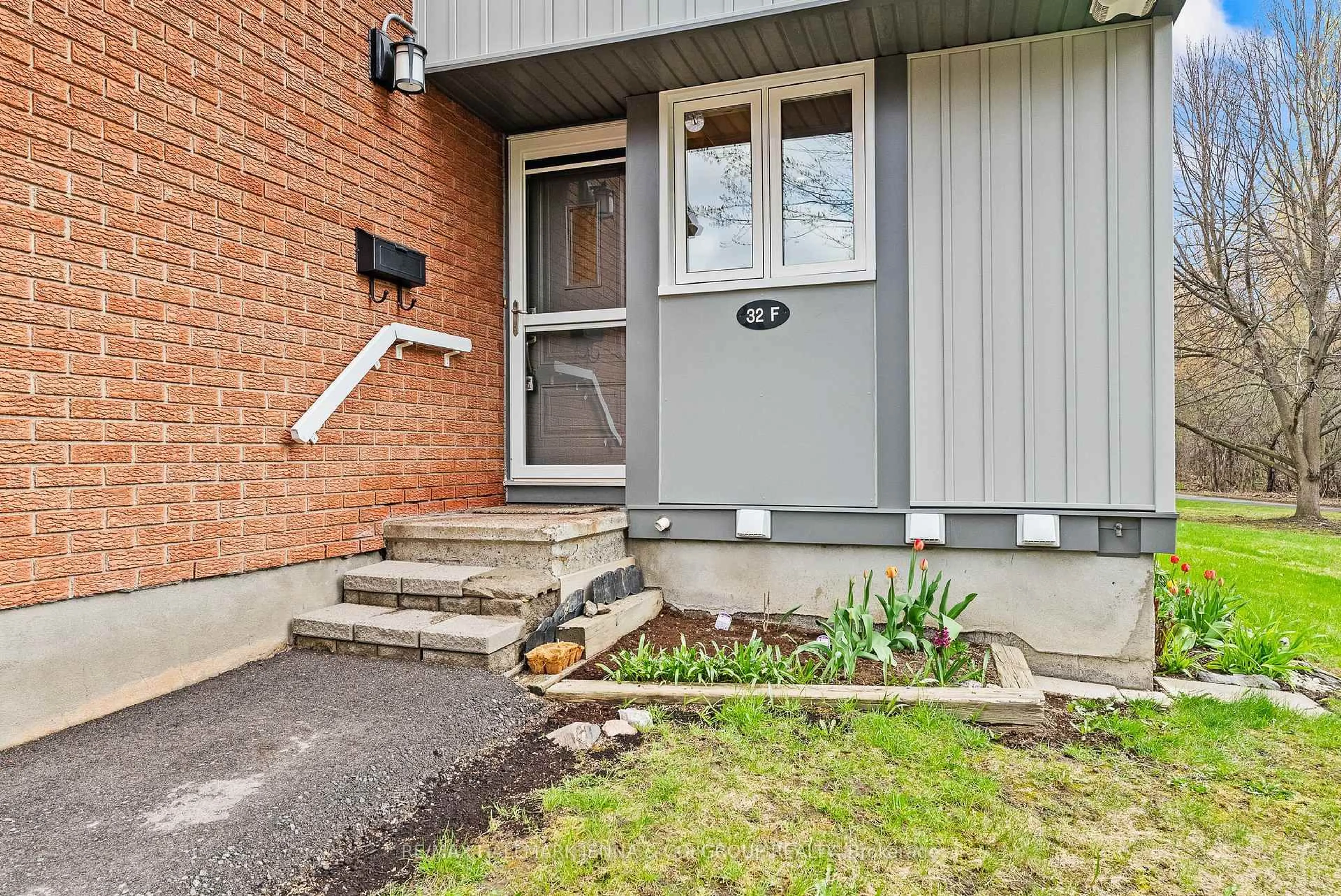 Indoor entryway for 32 F Benlea Dr #49, Ottawa Ontario K2G 4A8