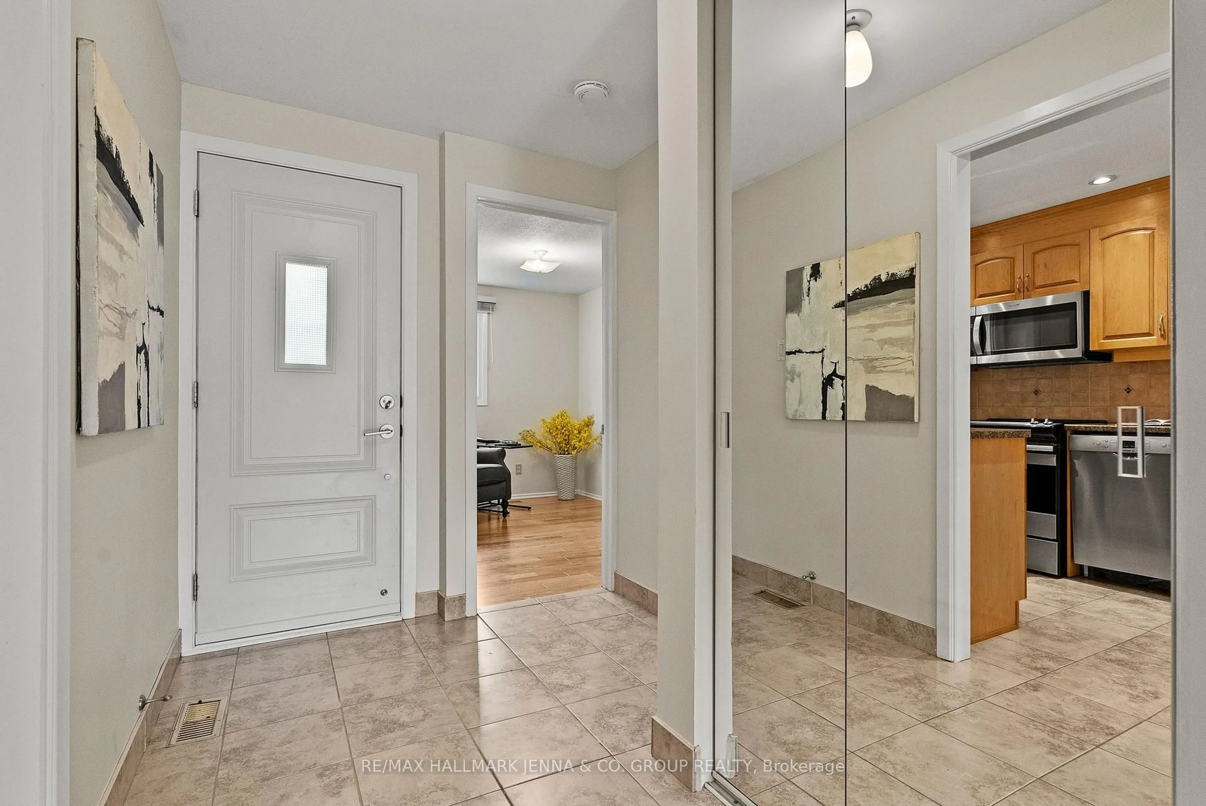 Indoor entryway for 32 F Benlea Dr #49, Ottawa Ontario K2G 4A8