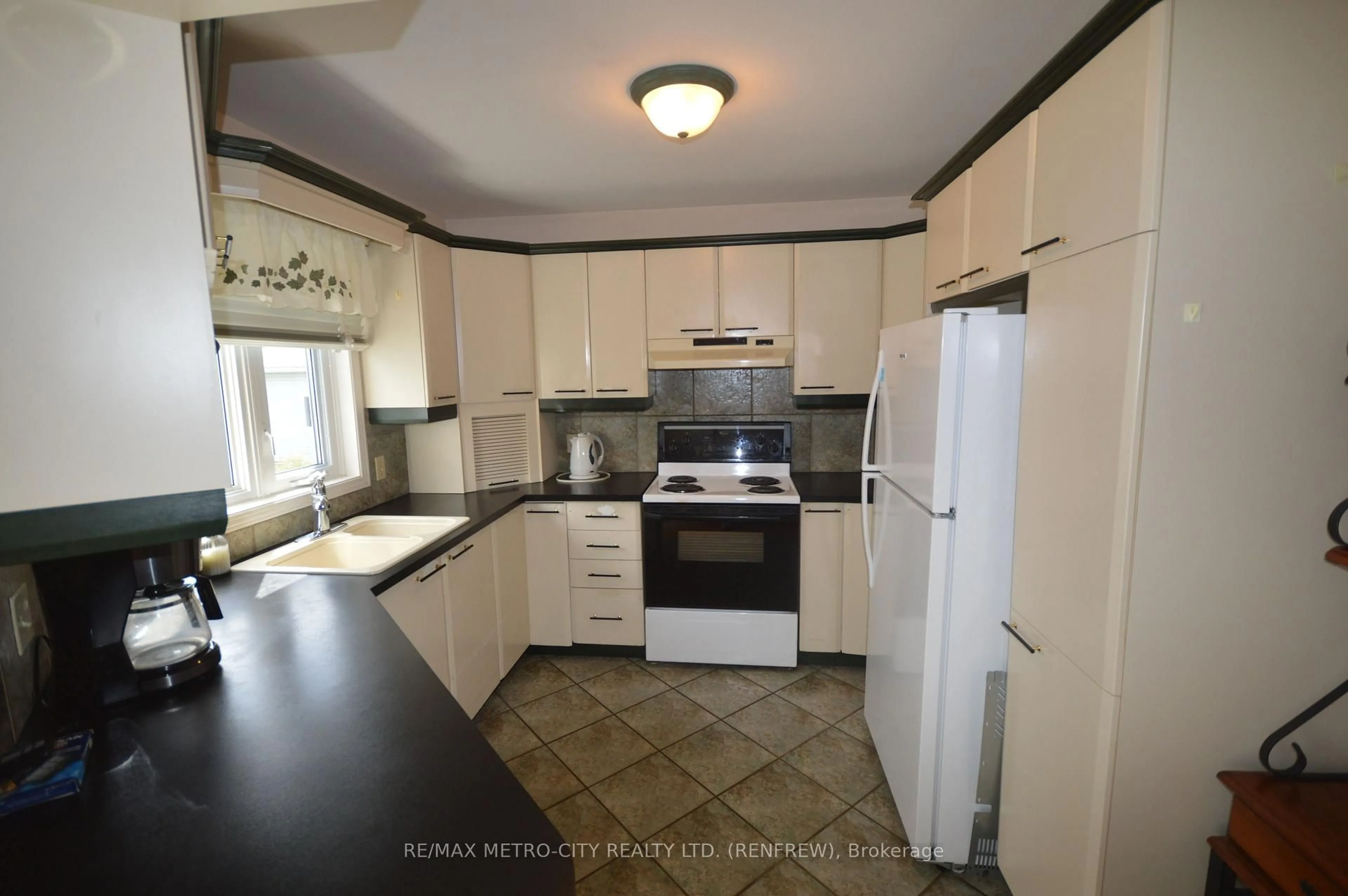 Standard kitchen, unknown for 225 Vanier Cres, Renfrew Ontario K7V 4K6