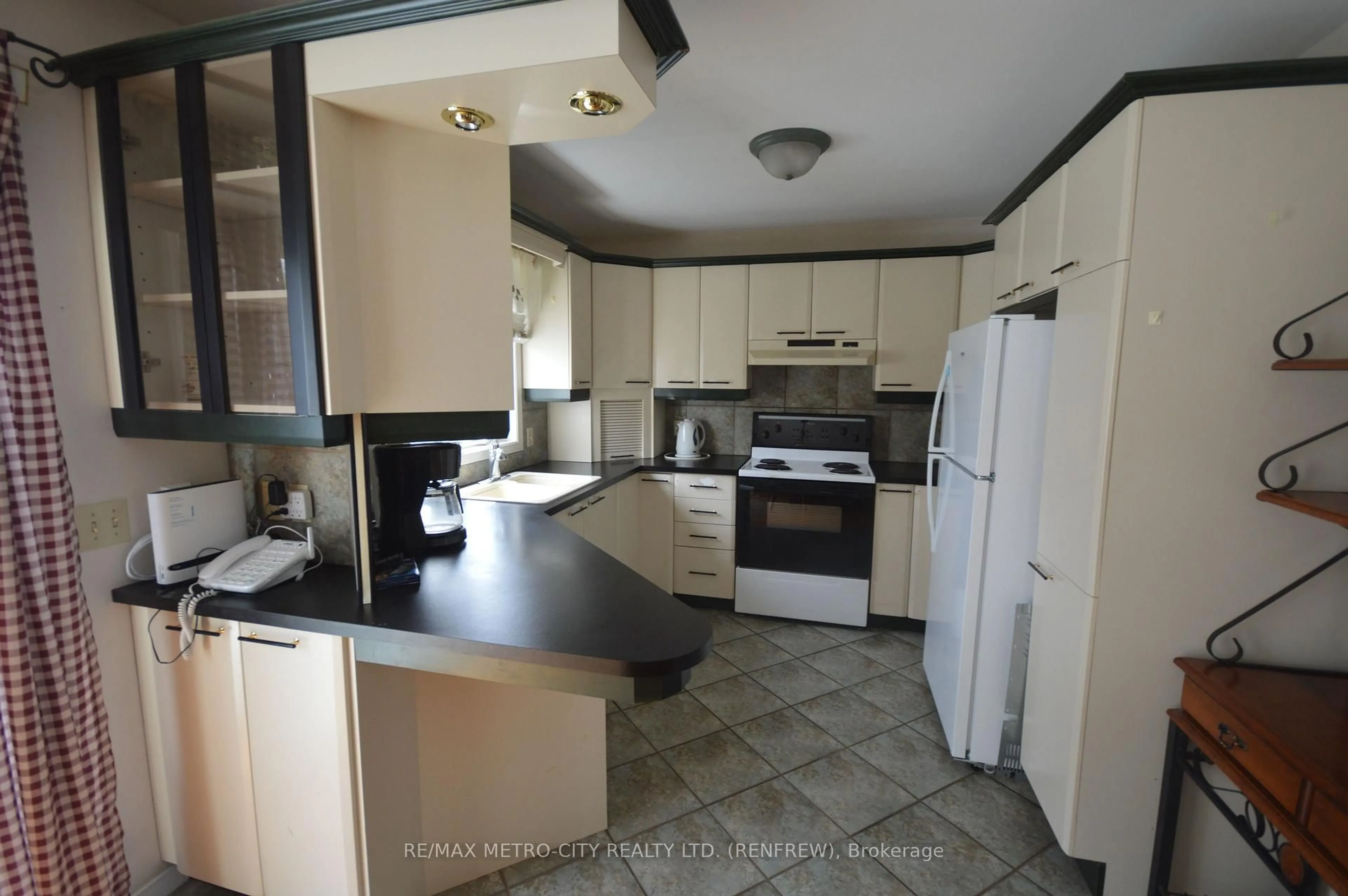 Standard kitchen, unknown for 225 Vanier Cres, Renfrew Ontario K7V 4K6