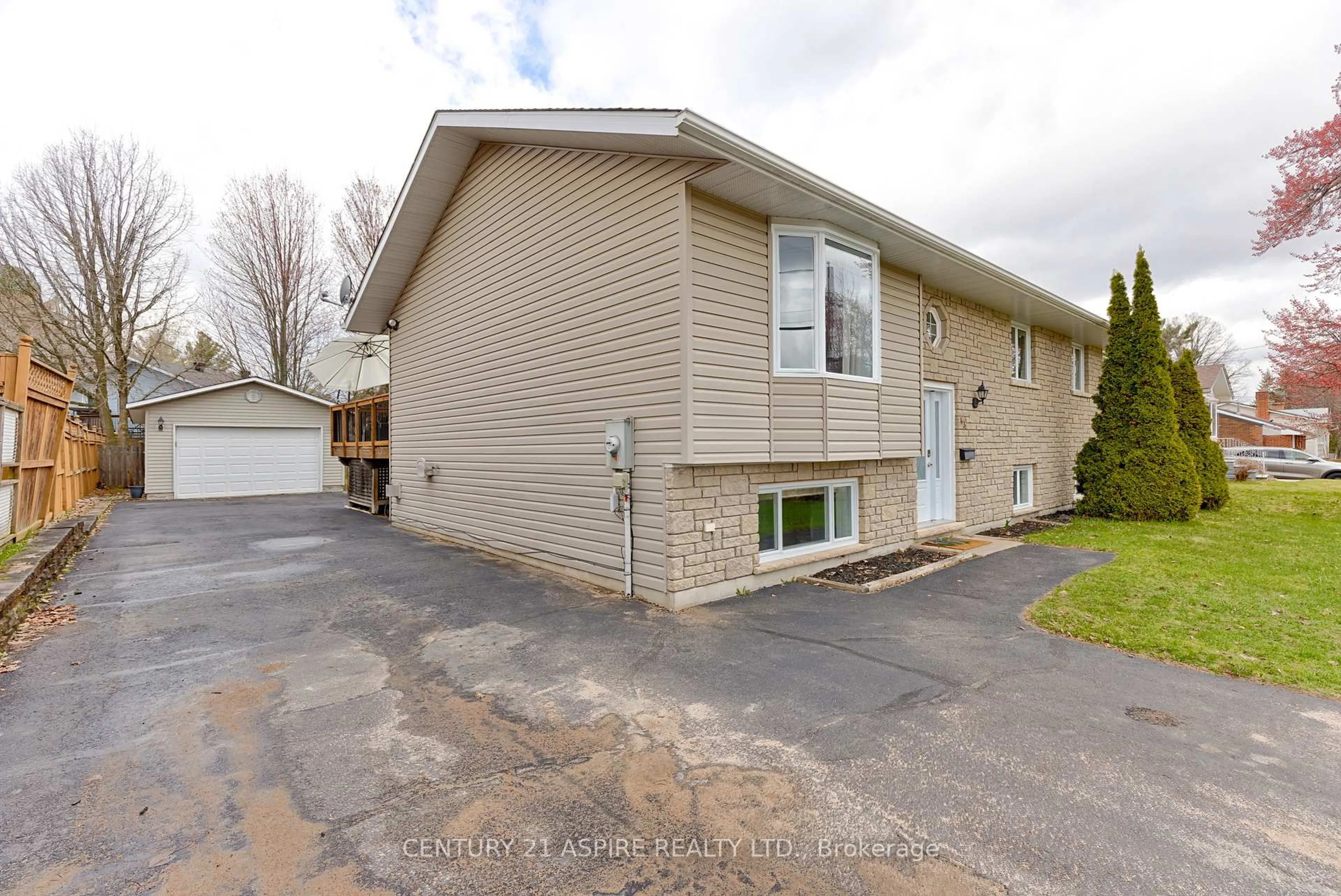 A pic from outside/outdoor area/front of a property/back of a property/a pic from drone, street for 43 Selkirk St, Petawawa Ontario K8H 1P1