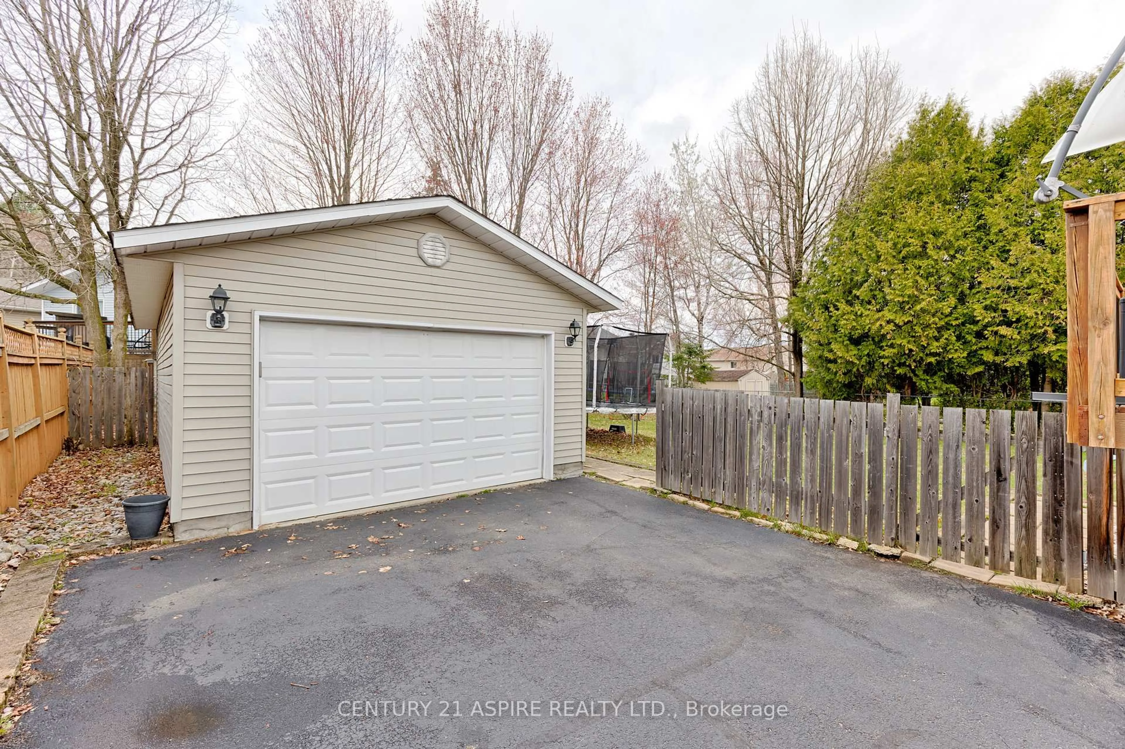 Unknown for 43 Selkirk St, Petawawa Ontario K8H 1P1