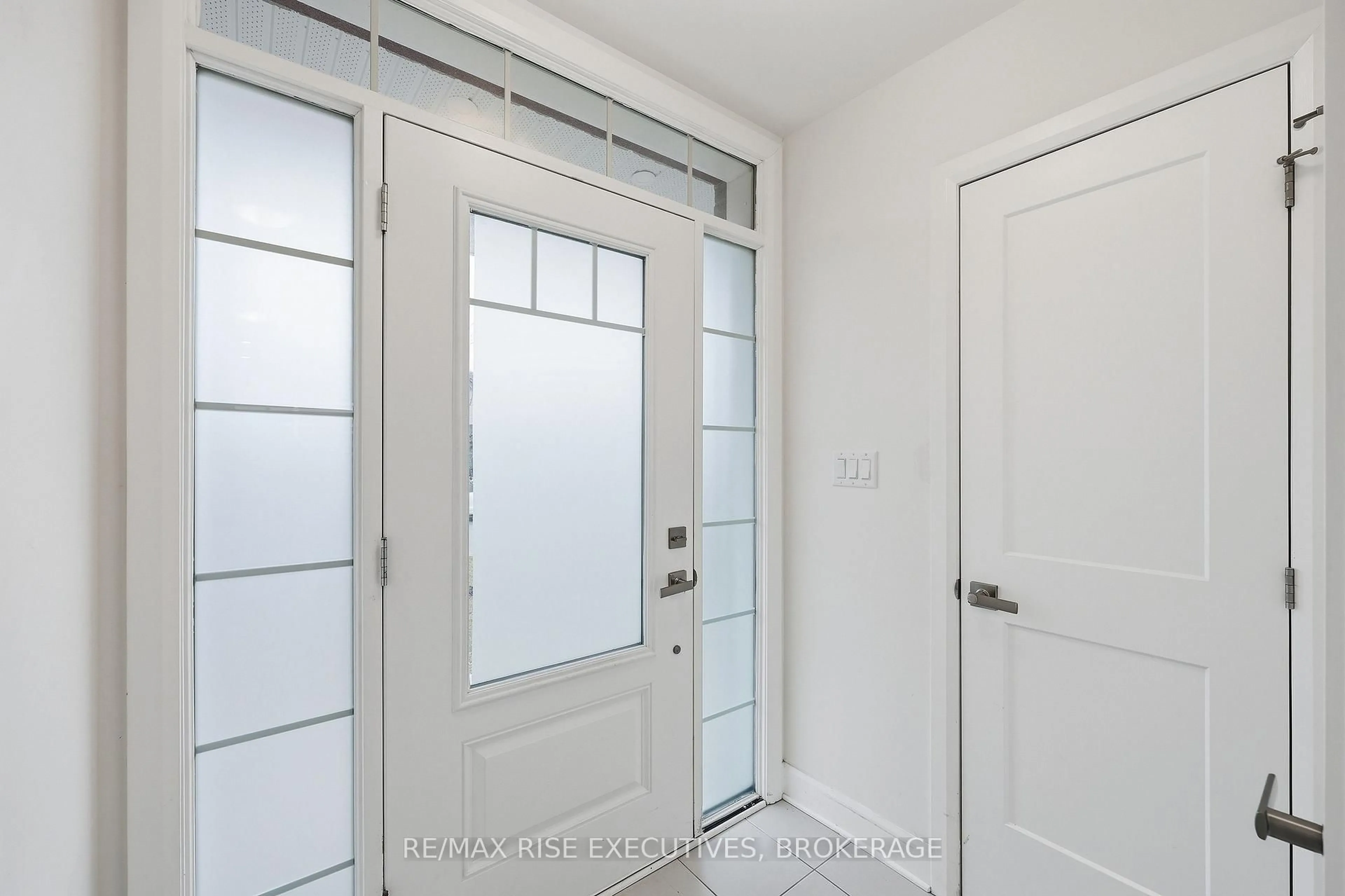 Indoor entryway for 1406 Tulip Dr, Kingston Ontario K7P 0S4