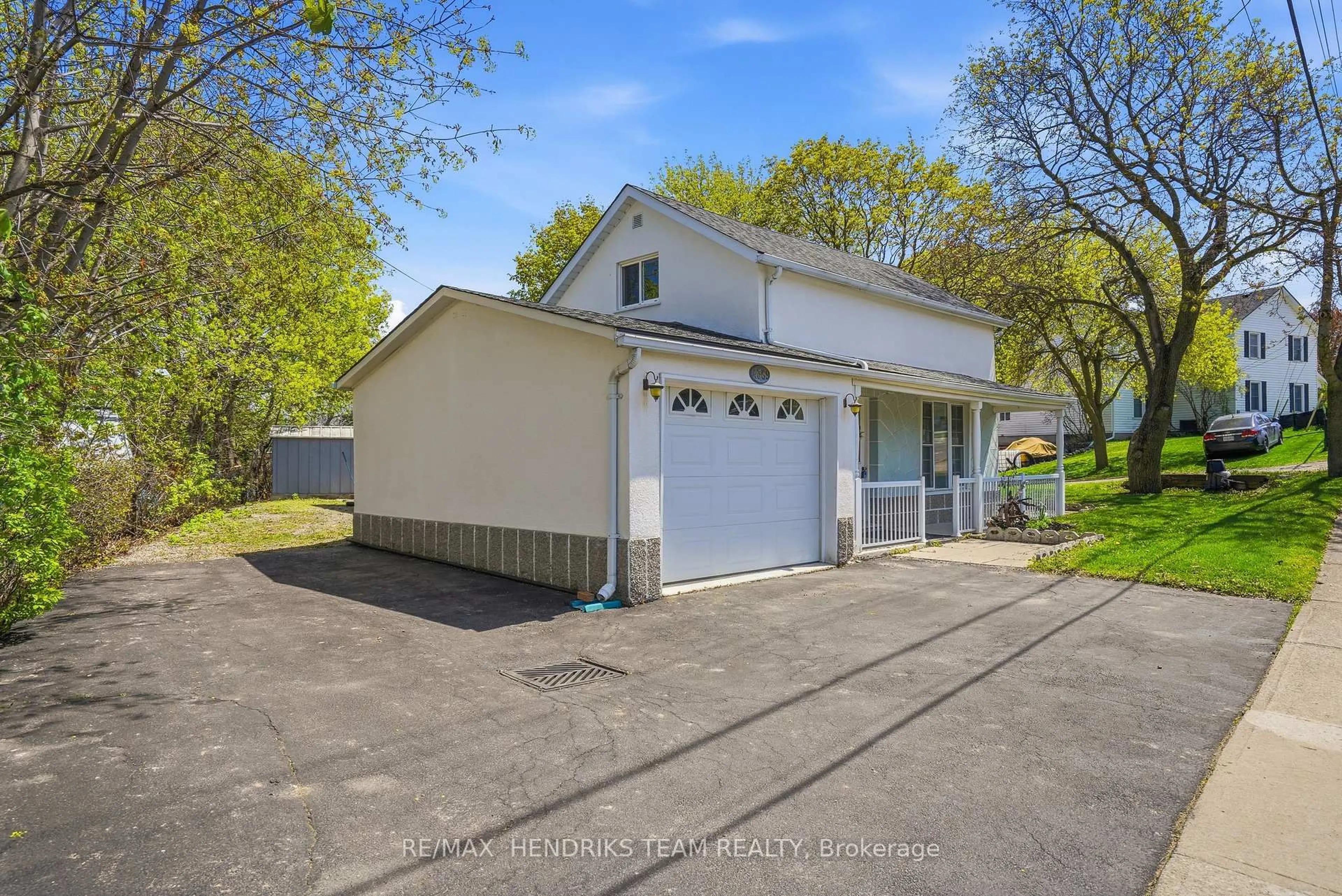 A pic from outside/outdoor area/front of a property/back of a property/a pic from drone, street for 4369 Lincoln Ave, Lincoln Ontario L3J 1S1