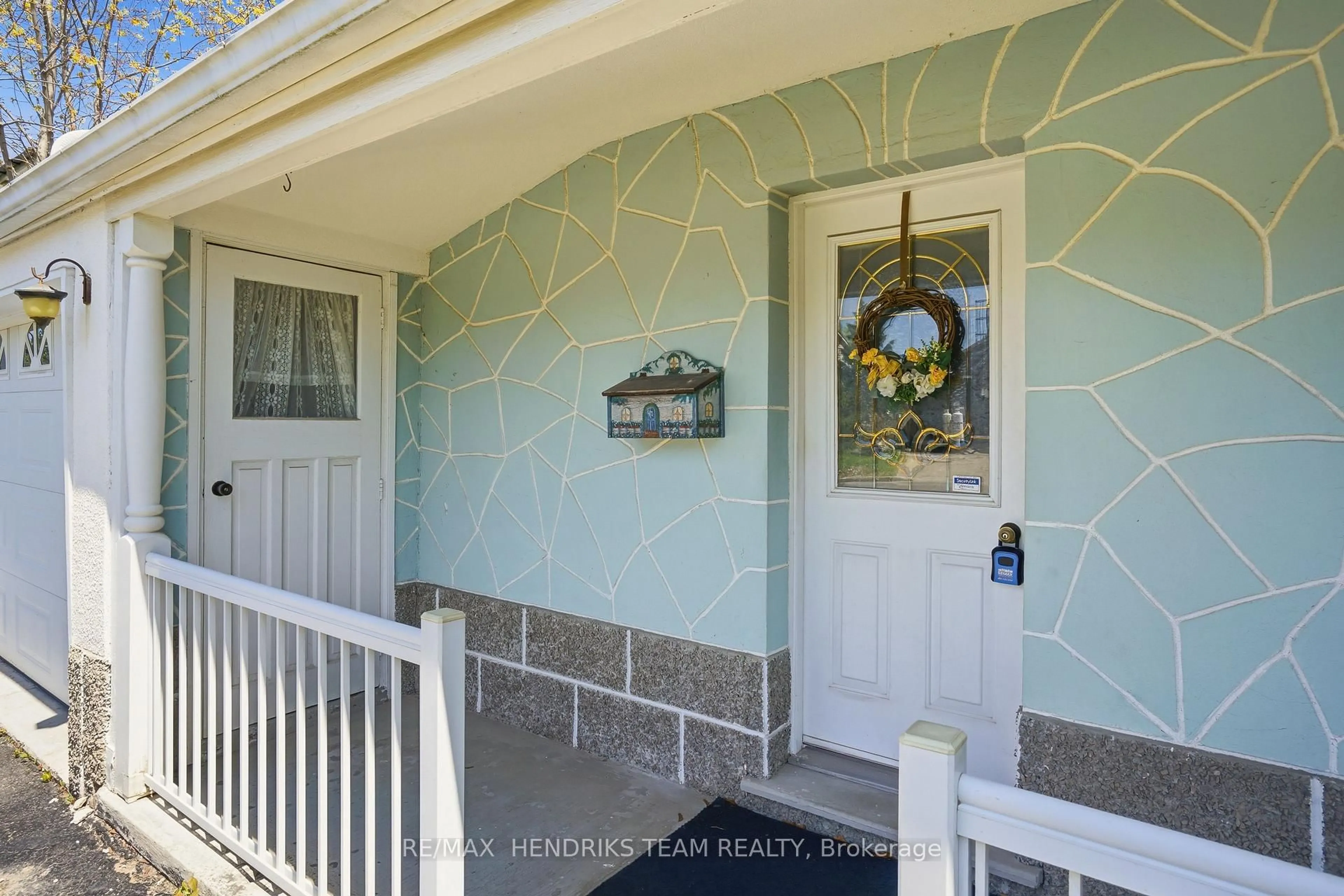 Indoor entryway for 4369 Lincoln Ave, Lincoln Ontario L3J 1S1