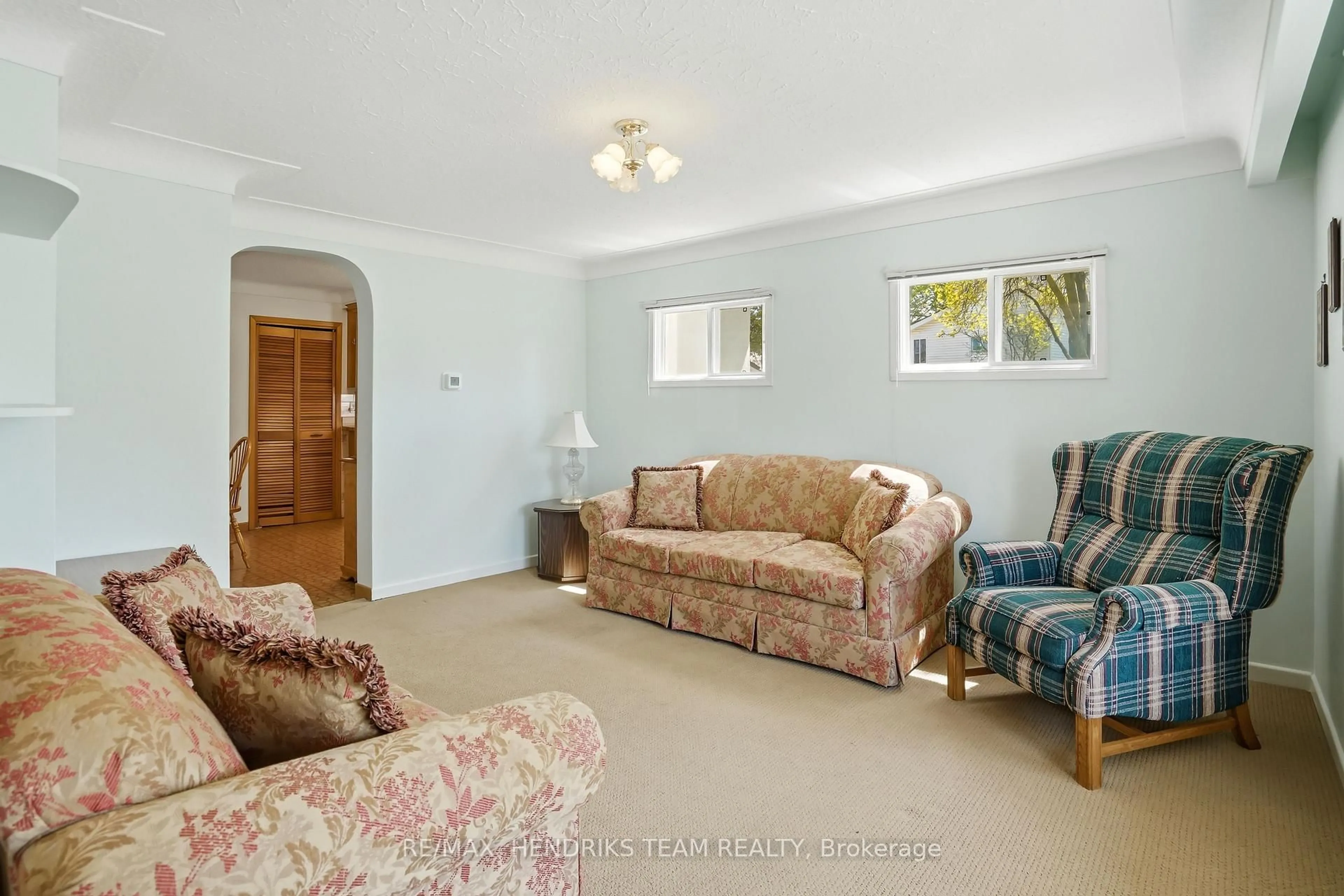 Living room with furniture, unknown for 4369 Lincoln Ave, Lincoln Ontario L3J 1S1
