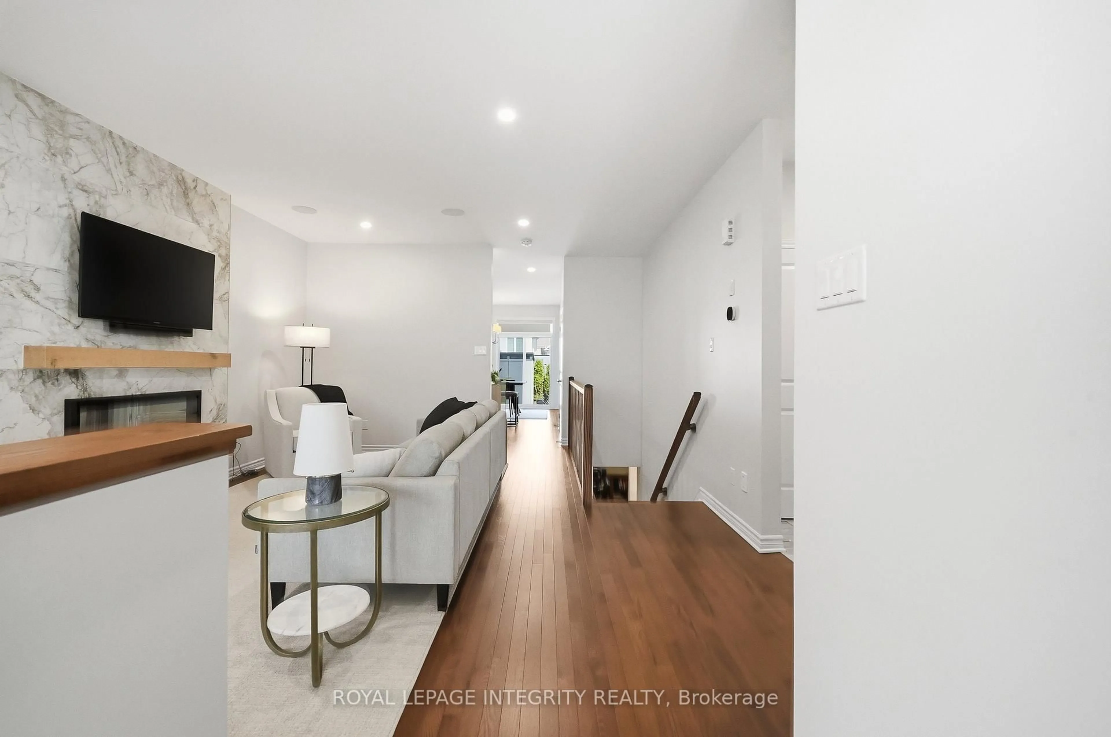 Indoor entryway for 834 Tewin Circ, Orleans Ontario K4A 1K2
