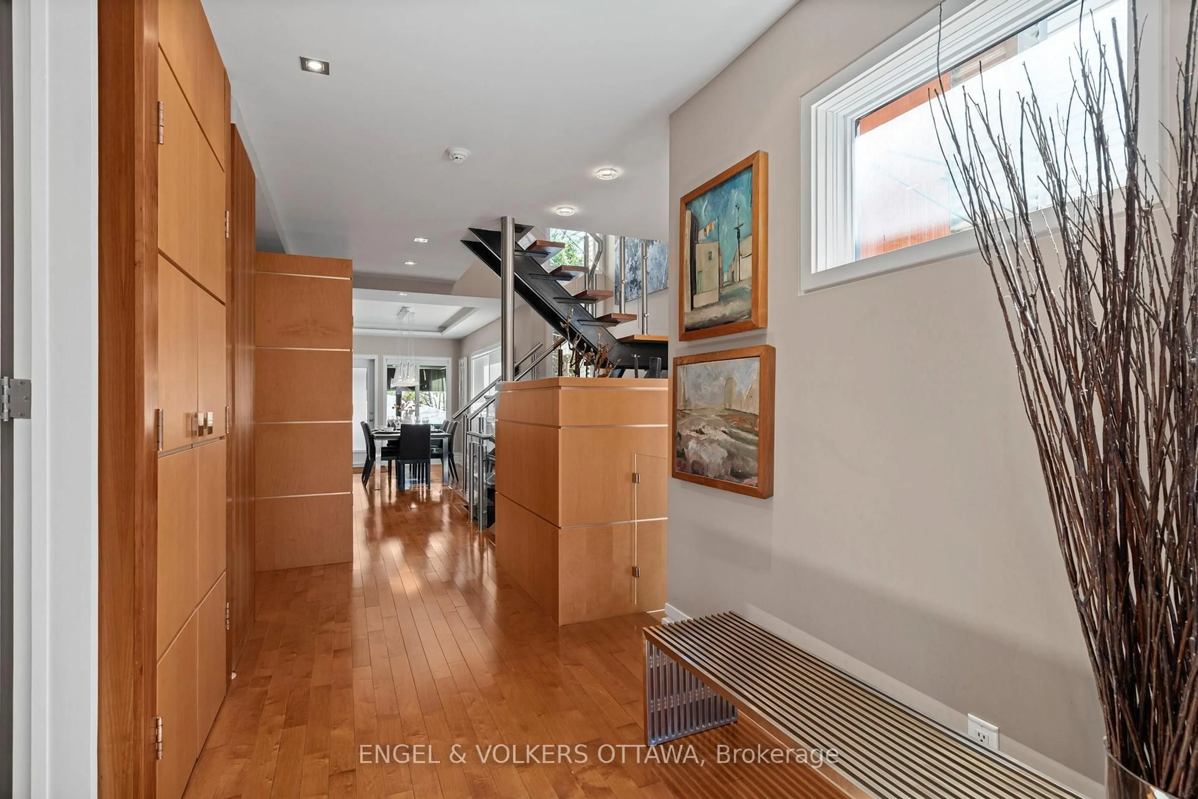 Indoor foyer for 93 Gilchrist Ave, Ottawa Ontario K1Y 0M9