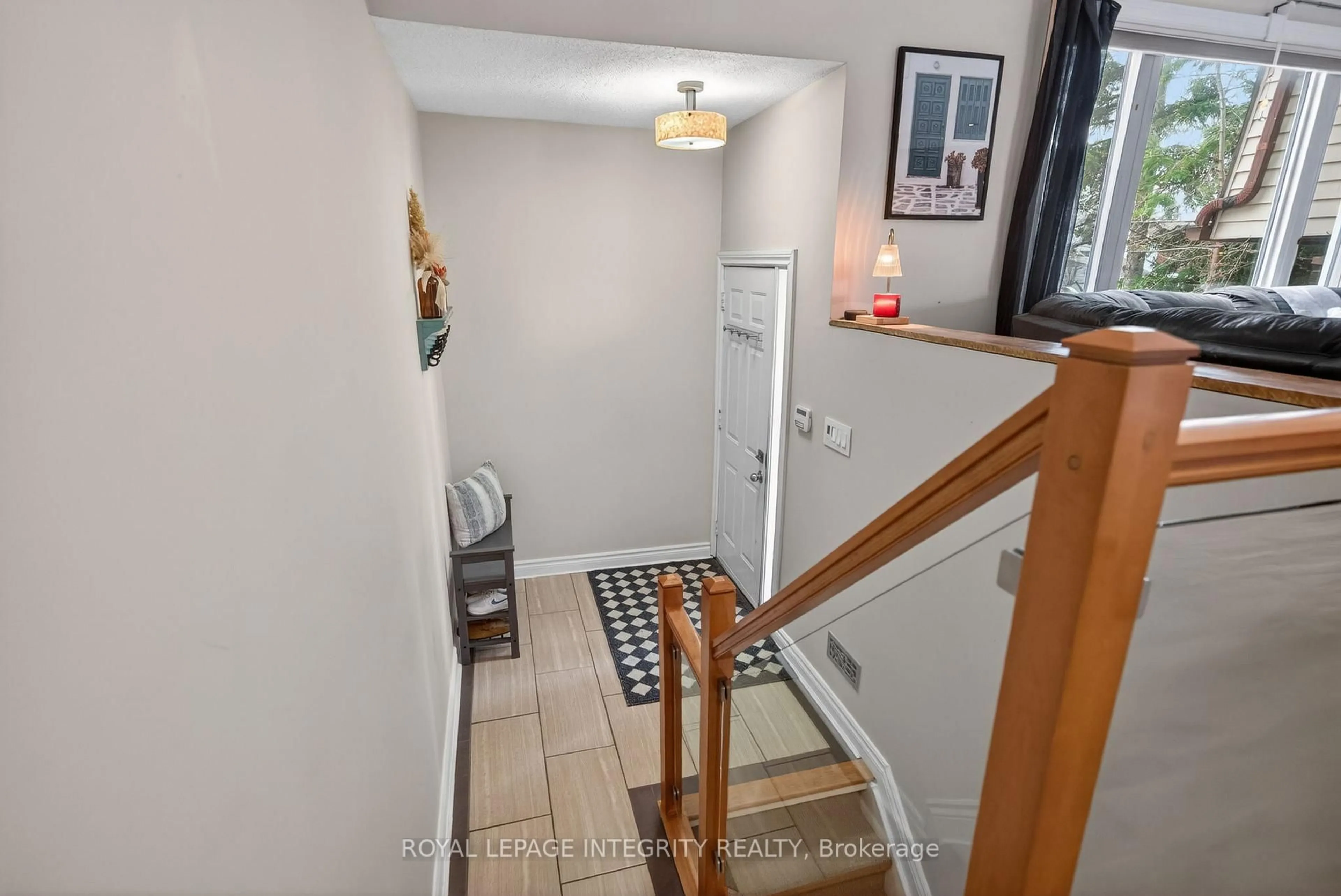 Indoor entryway for 24 Westcliffe Rd, Ottawa Ontario K2H 7X4
