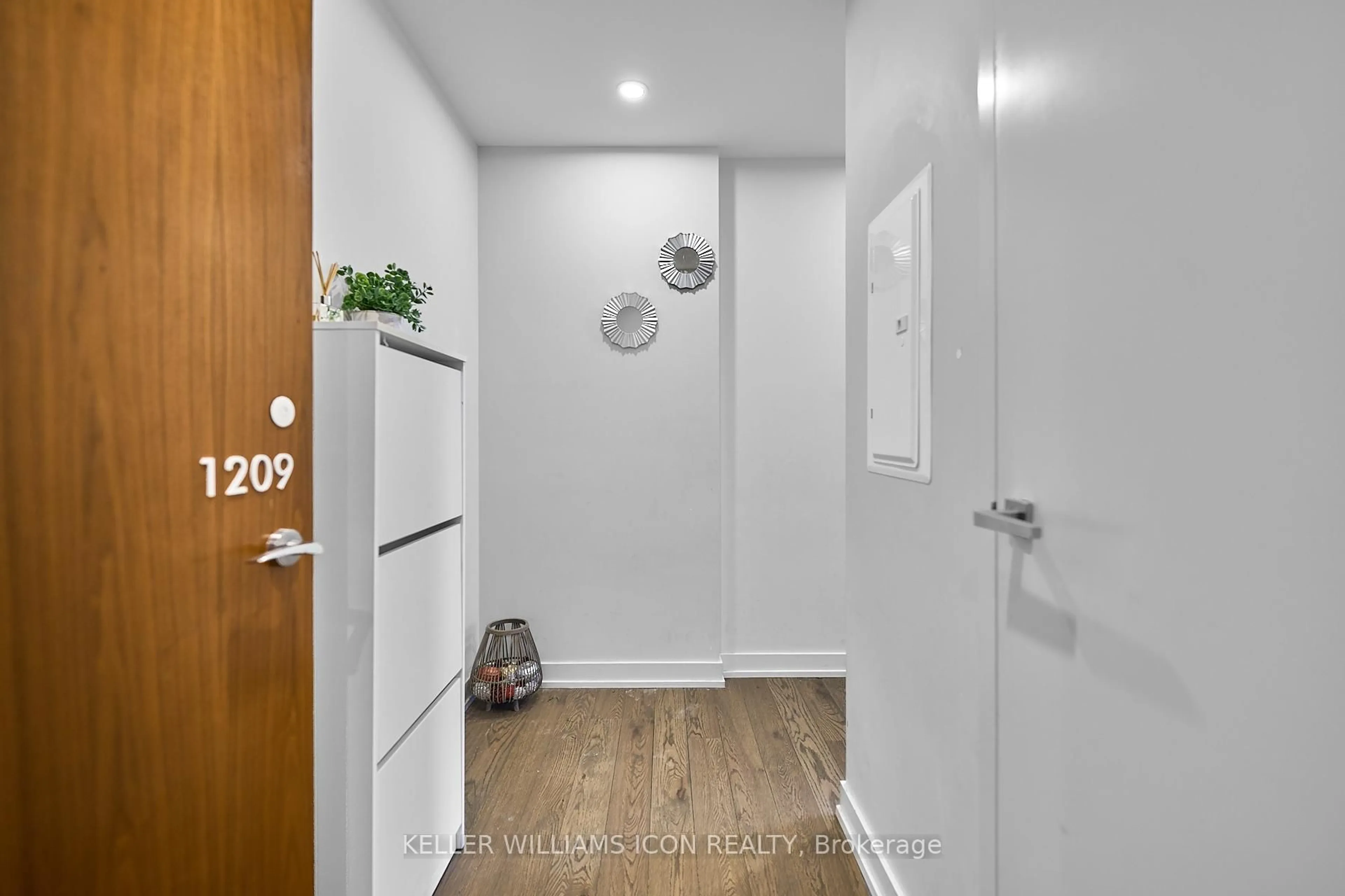 Indoor entryway for 101 Queen St #1209, Ottawa Ontario K1P 0B7