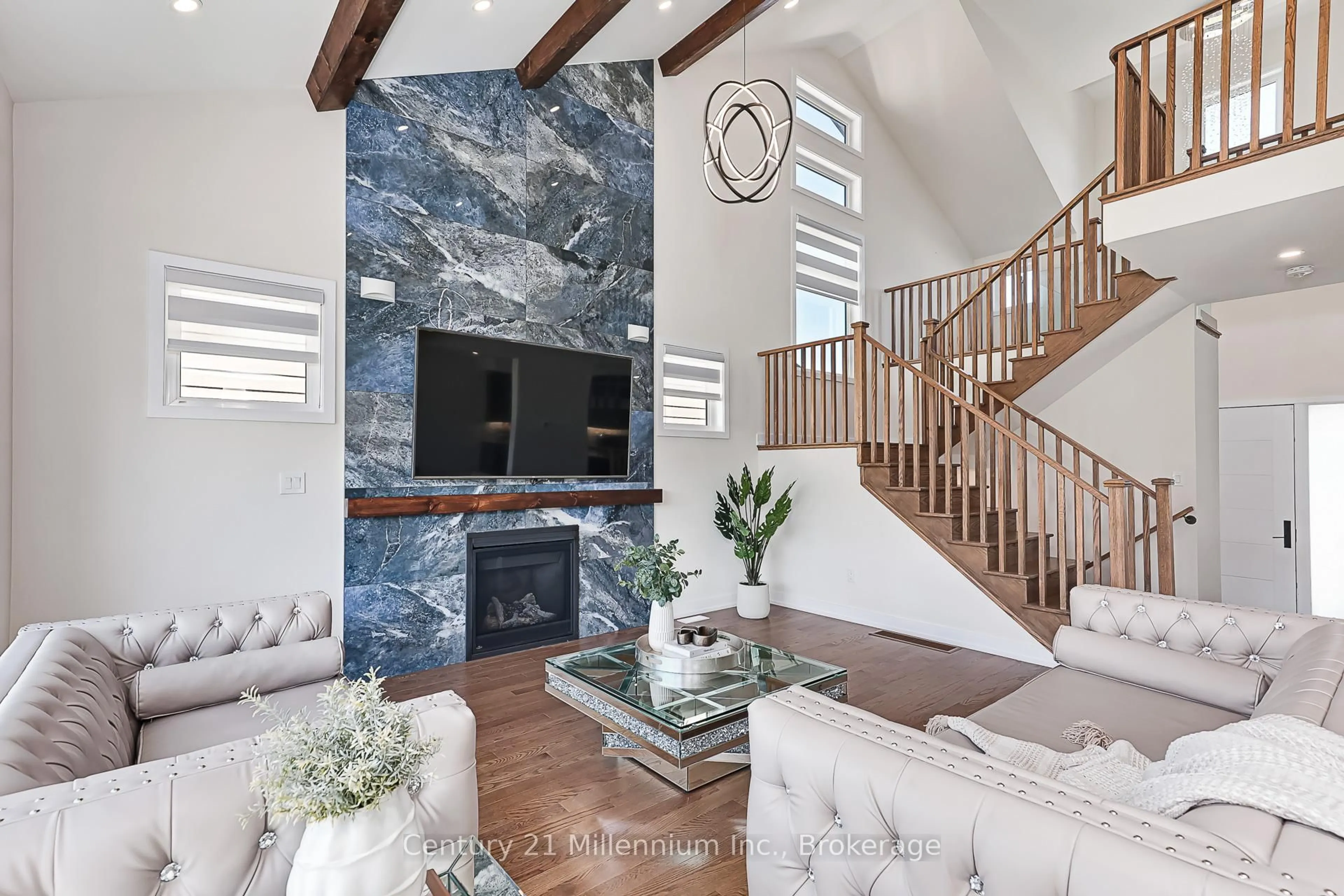 Living room with furniture, unknown for 111 STONELEIGH Dr, Blue Mountains Ontario L9Y 4P5