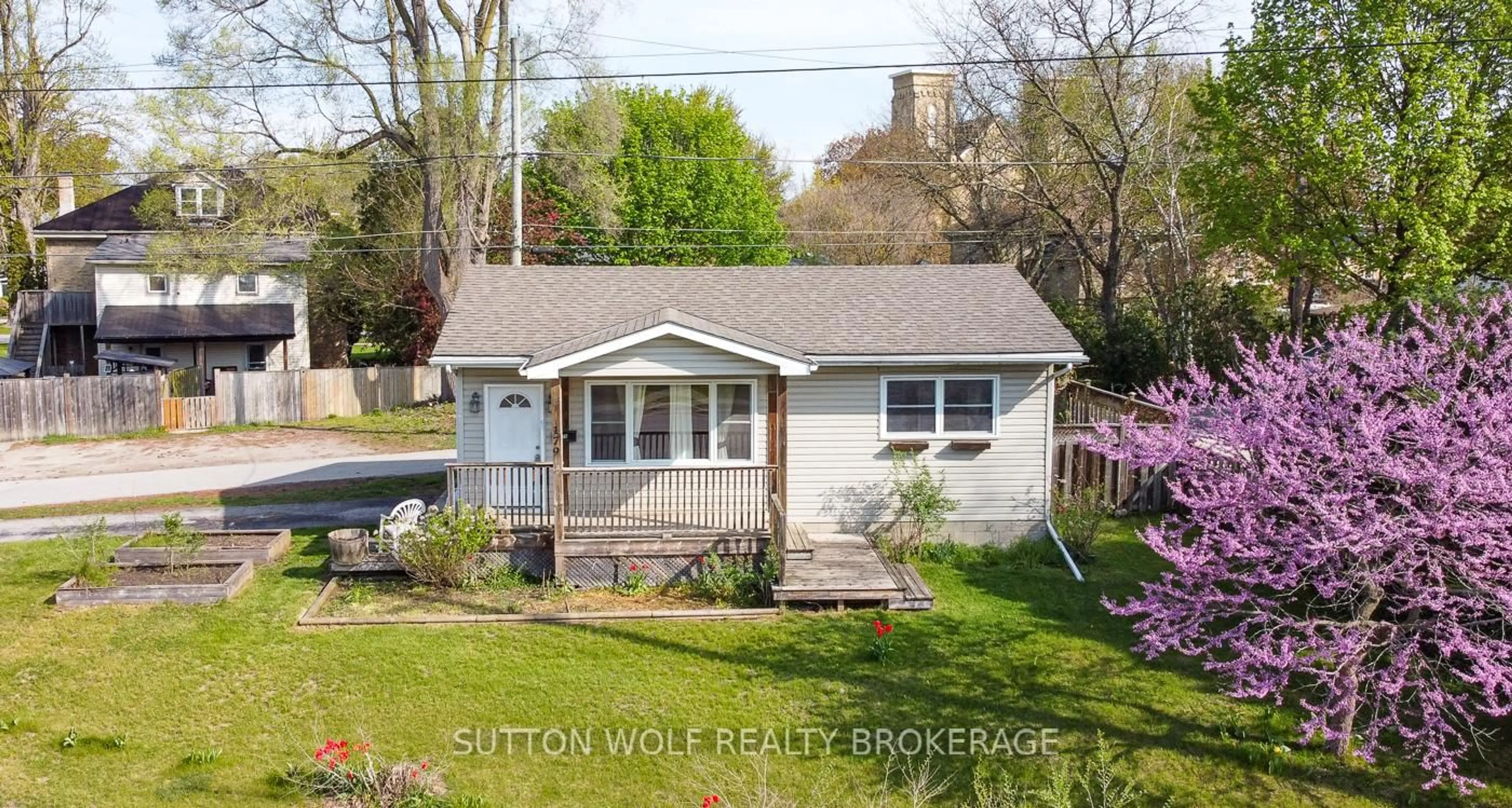 A pic from outside/outdoor area/front of a property/back of a property/a pic from drone, street for 179 Albert St, Strathroy-Caradoc Ontario N7G 1V9