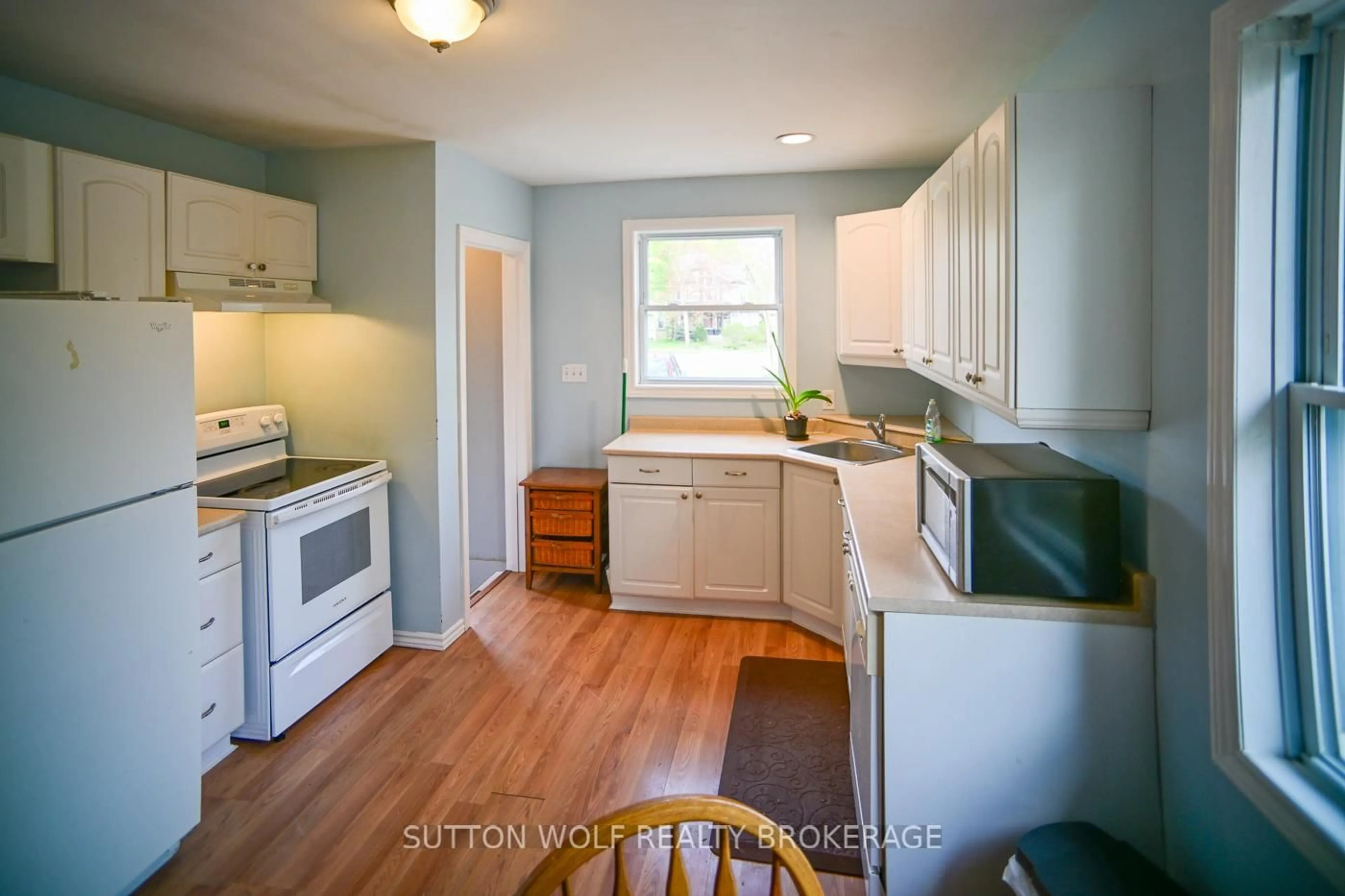 Standard kitchen, unknown for 179 Albert St, Strathroy-Caradoc Ontario N7G 1V9