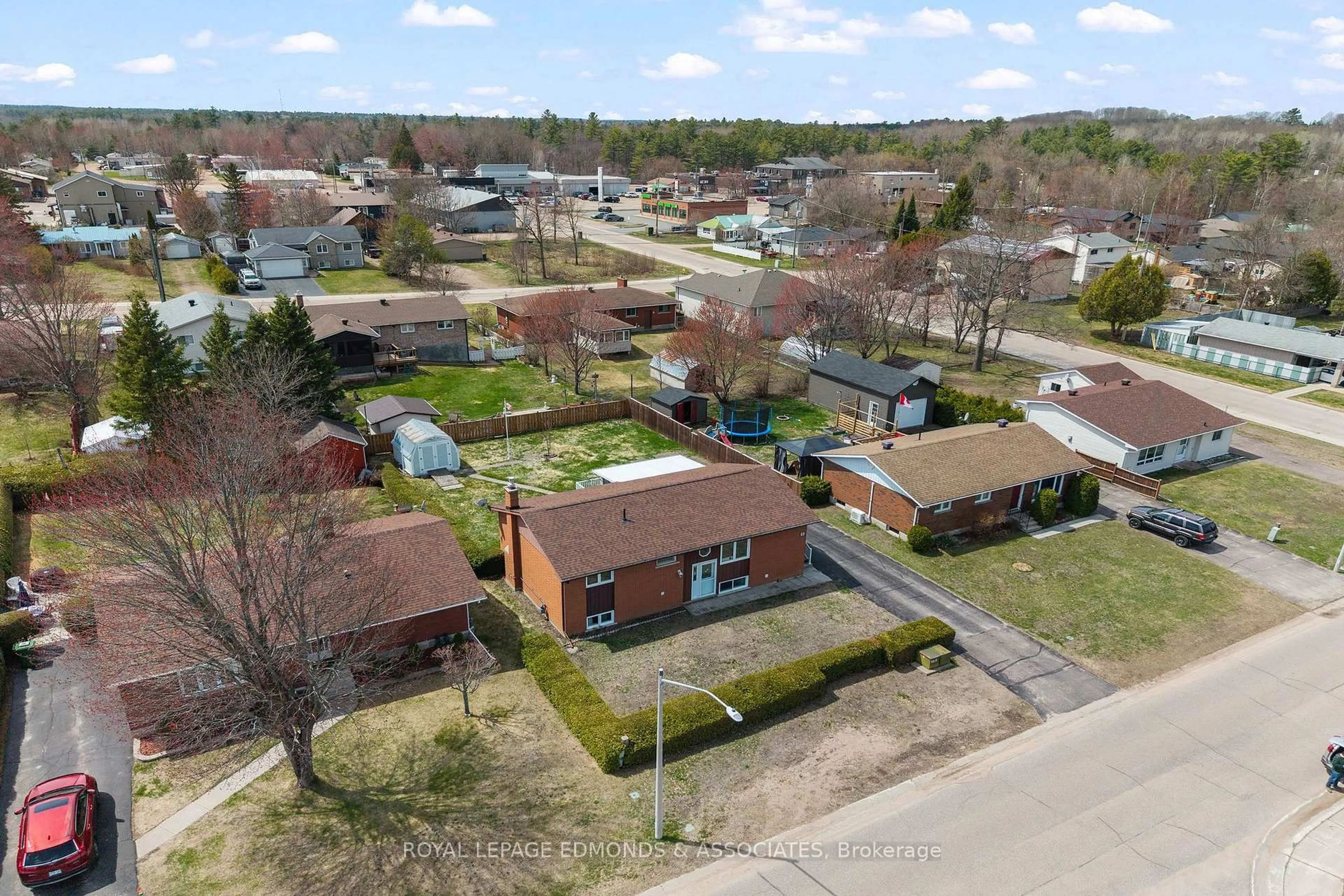A pic from outside/outdoor area/front of a property/back of a property/a pic from drone, street for 19 Algonquin St, Petawawa Ontario K8H 2B1
