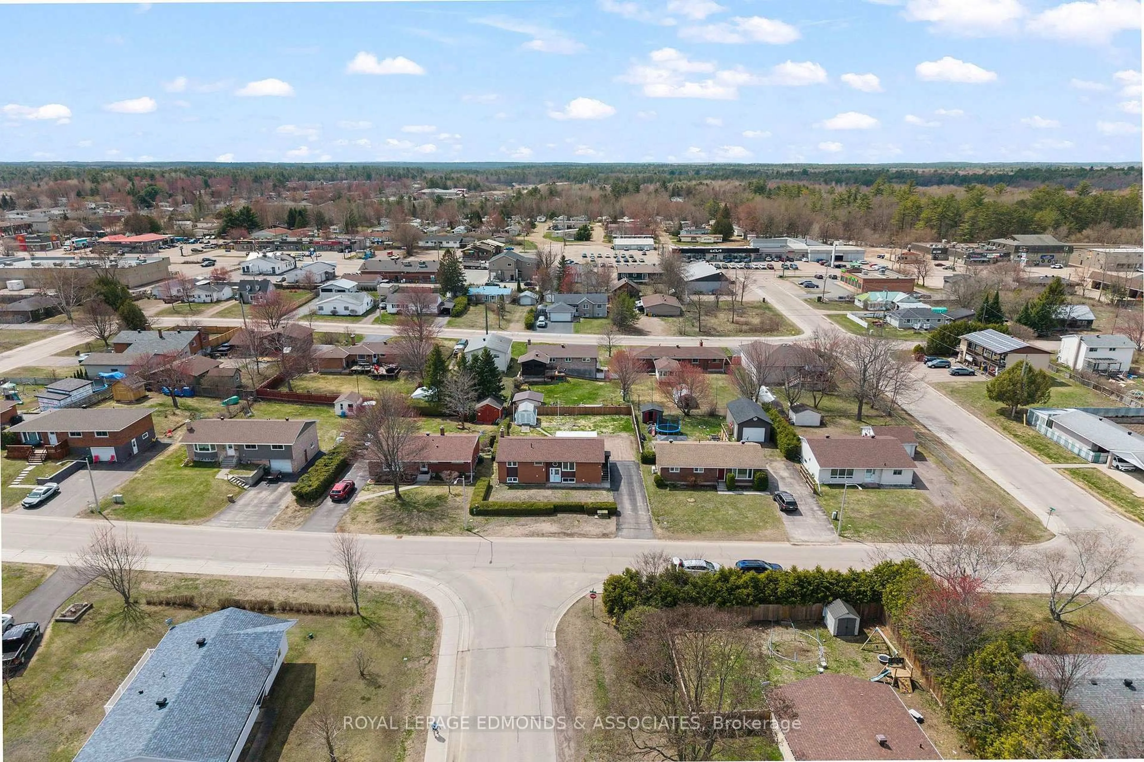 A pic from outside/outdoor area/front of a property/back of a property/a pic from drone, street for 19 Algonquin St, Petawawa Ontario K8H 2B1