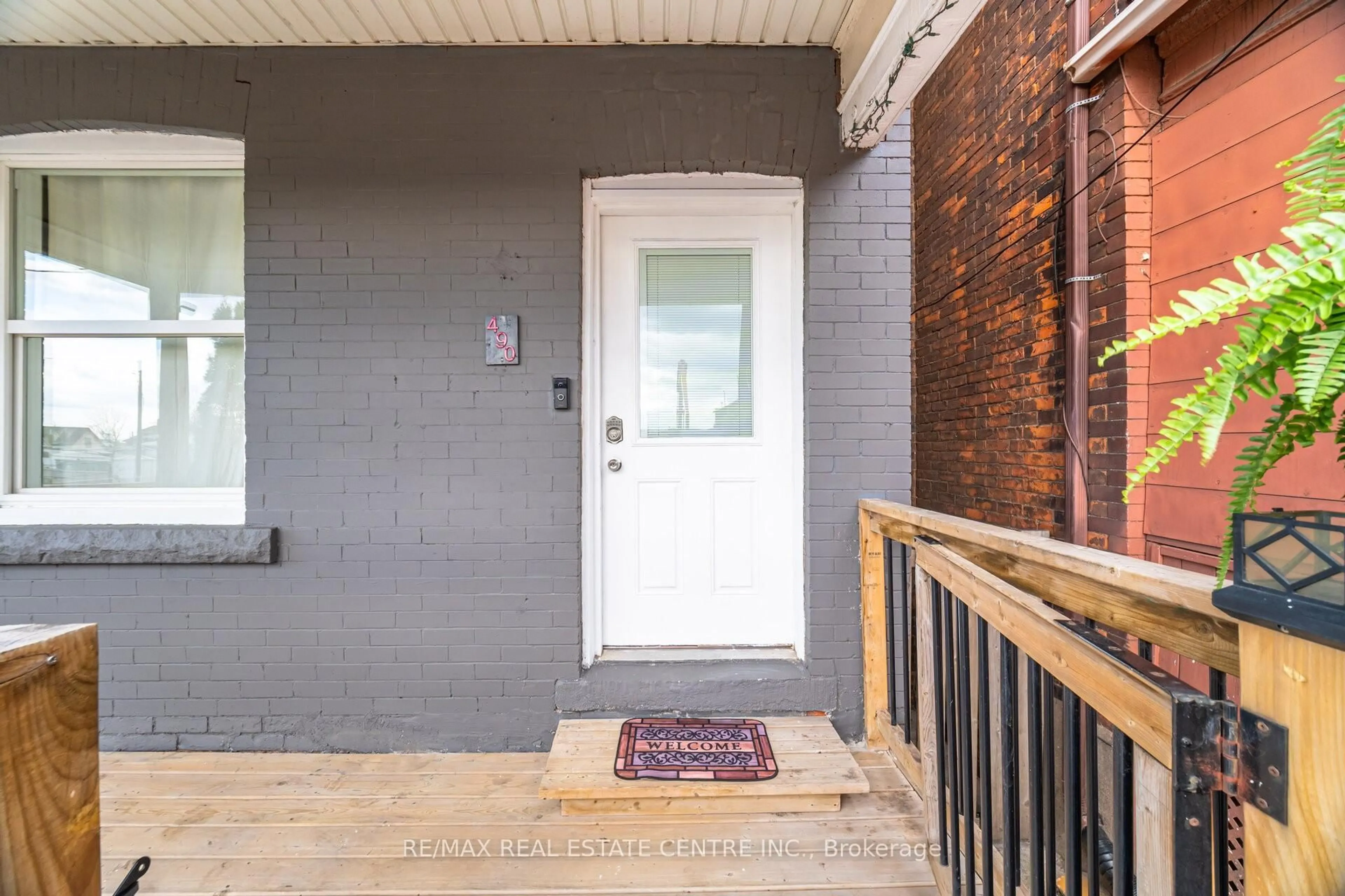 Indoor entryway for 490 wentworth St, Hamilton Ontario L8L 5W9