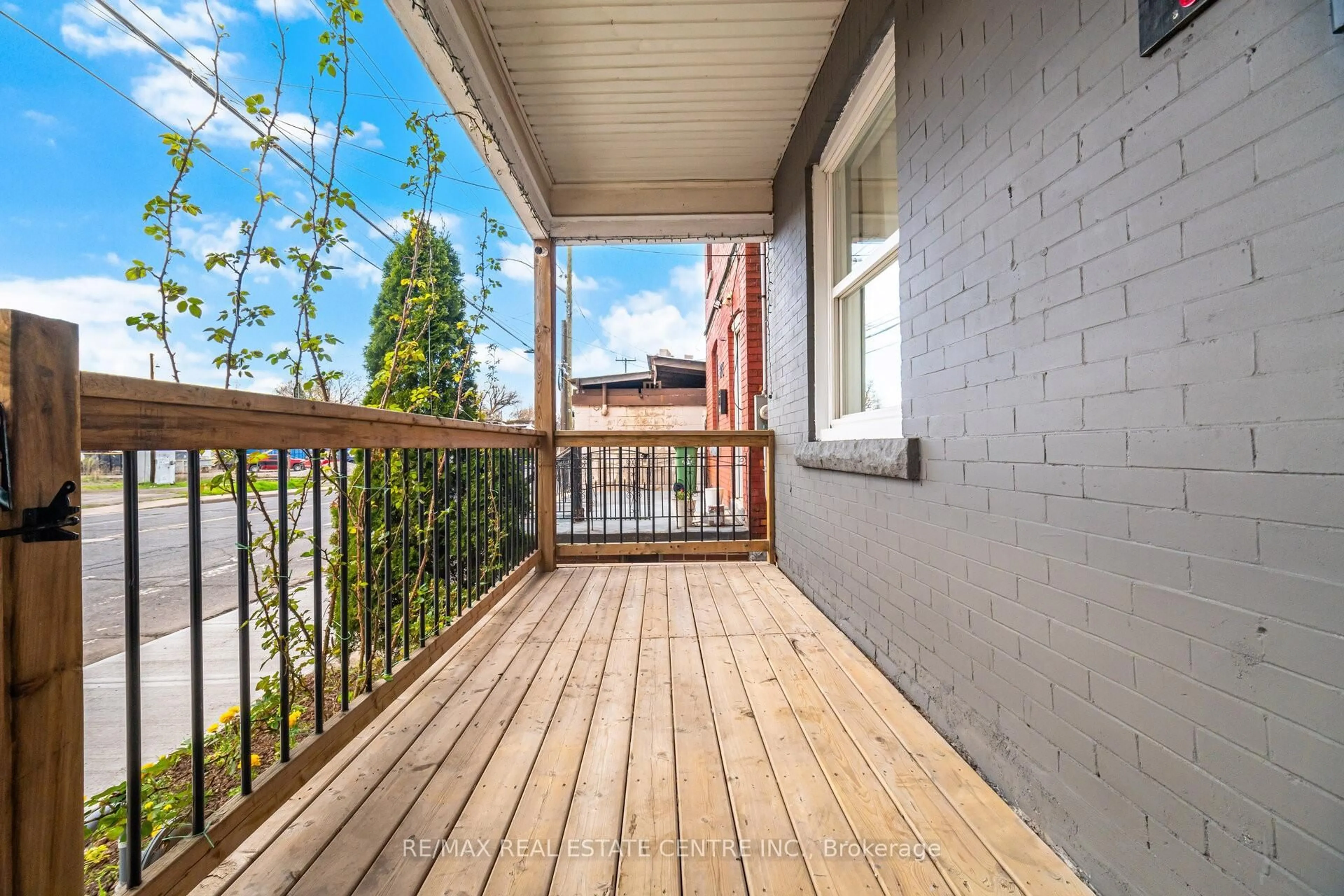 Patio, street for 490 wentworth St, Hamilton Ontario L8L 5W9