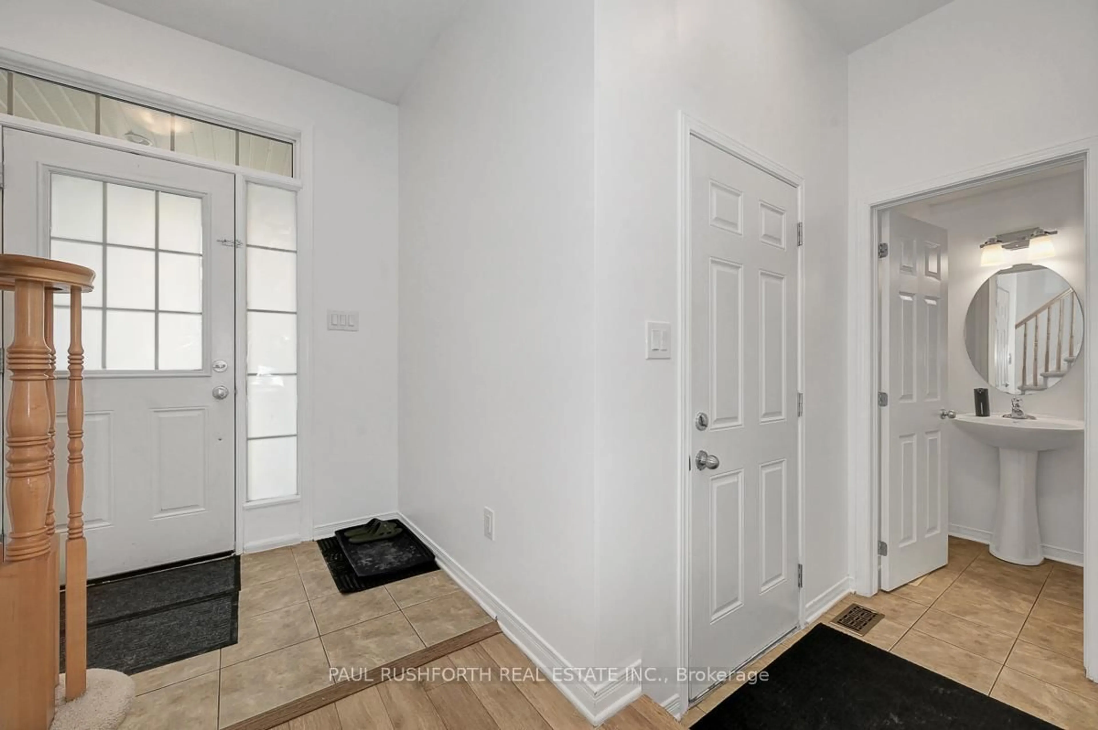 Indoor entryway for 606 Pamplona Private, Ottawa Ontario K2J 5T4