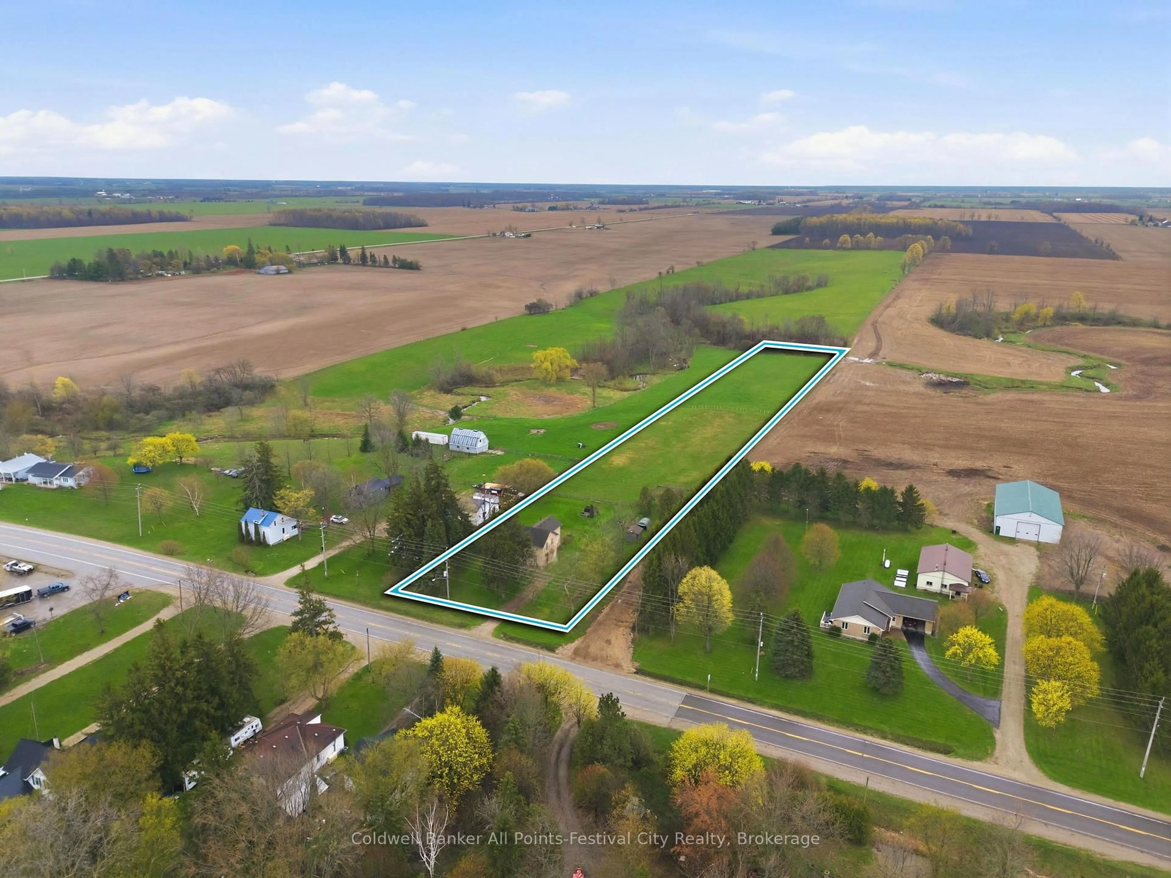 A pic from outside/outdoor area/front of a property/back of a property/a pic from drone, building for 5021 Highway 9, Kincardine Ontario N2Z 2X5