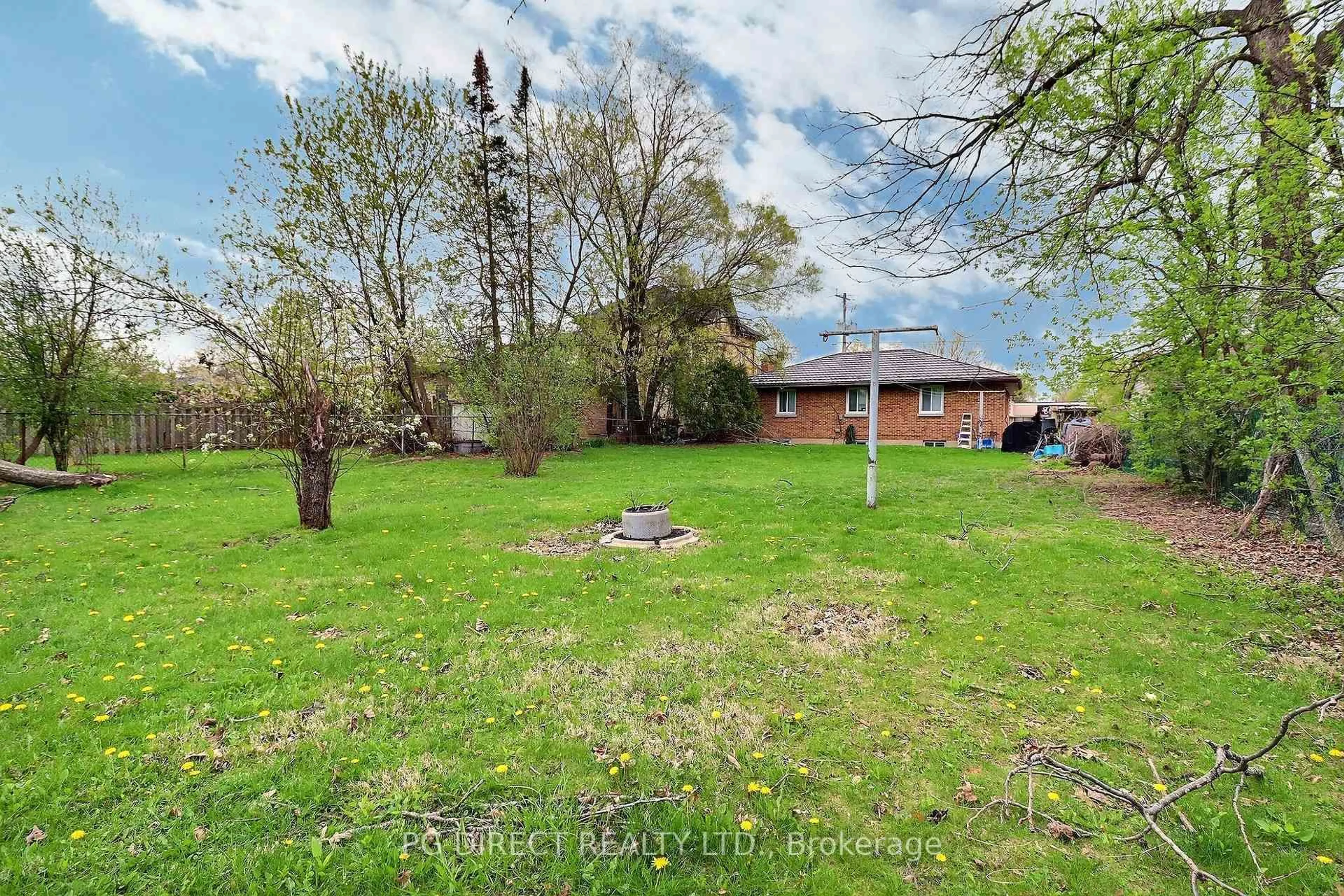 A pic from outside/outdoor area/front of a property/back of a property/a pic from drone, unknown for 712 Chester St, London South Ontario N6C 2K2