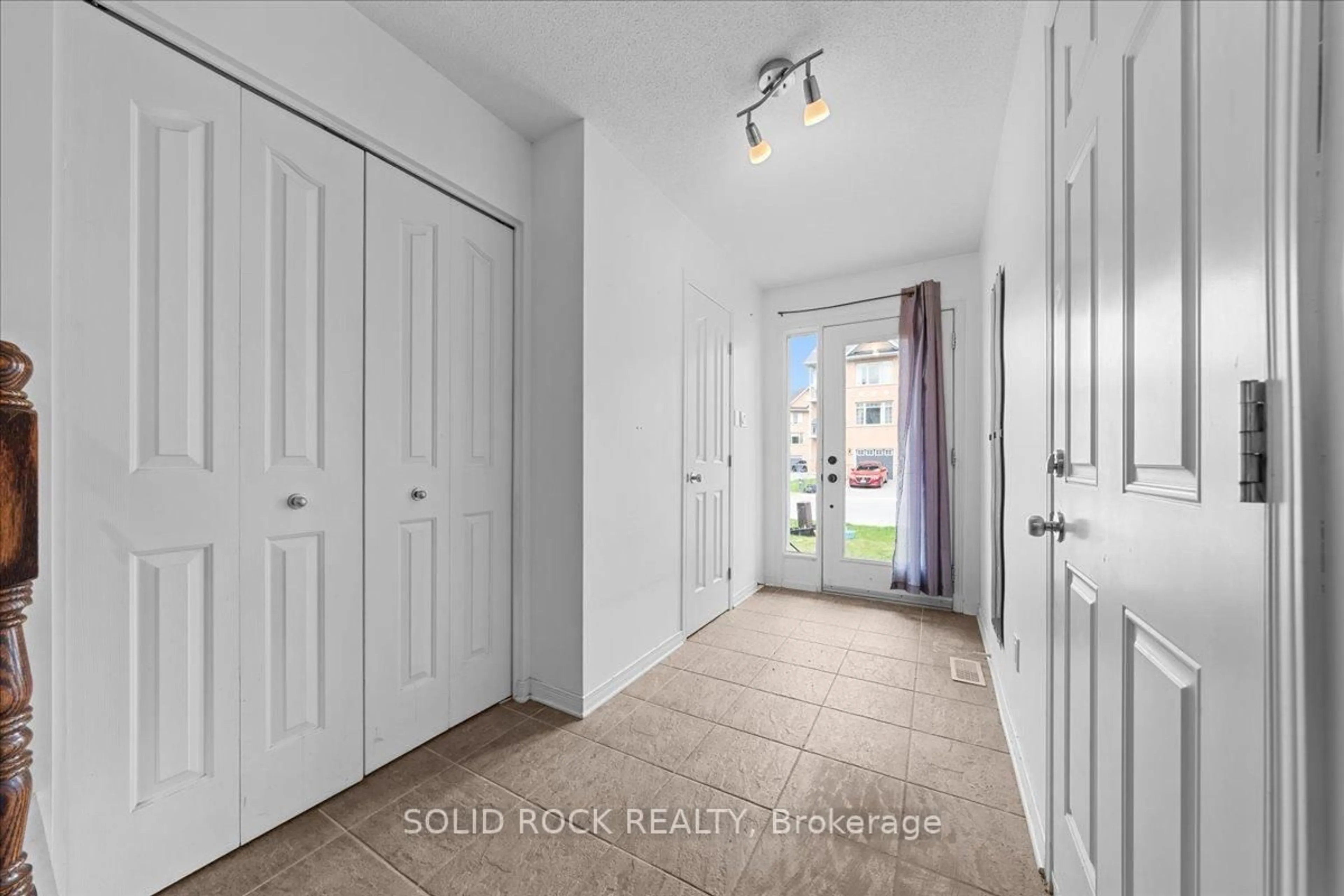 Indoor entryway for 369 Citiplace Dr, Ottawa Ontario K2E 0A7