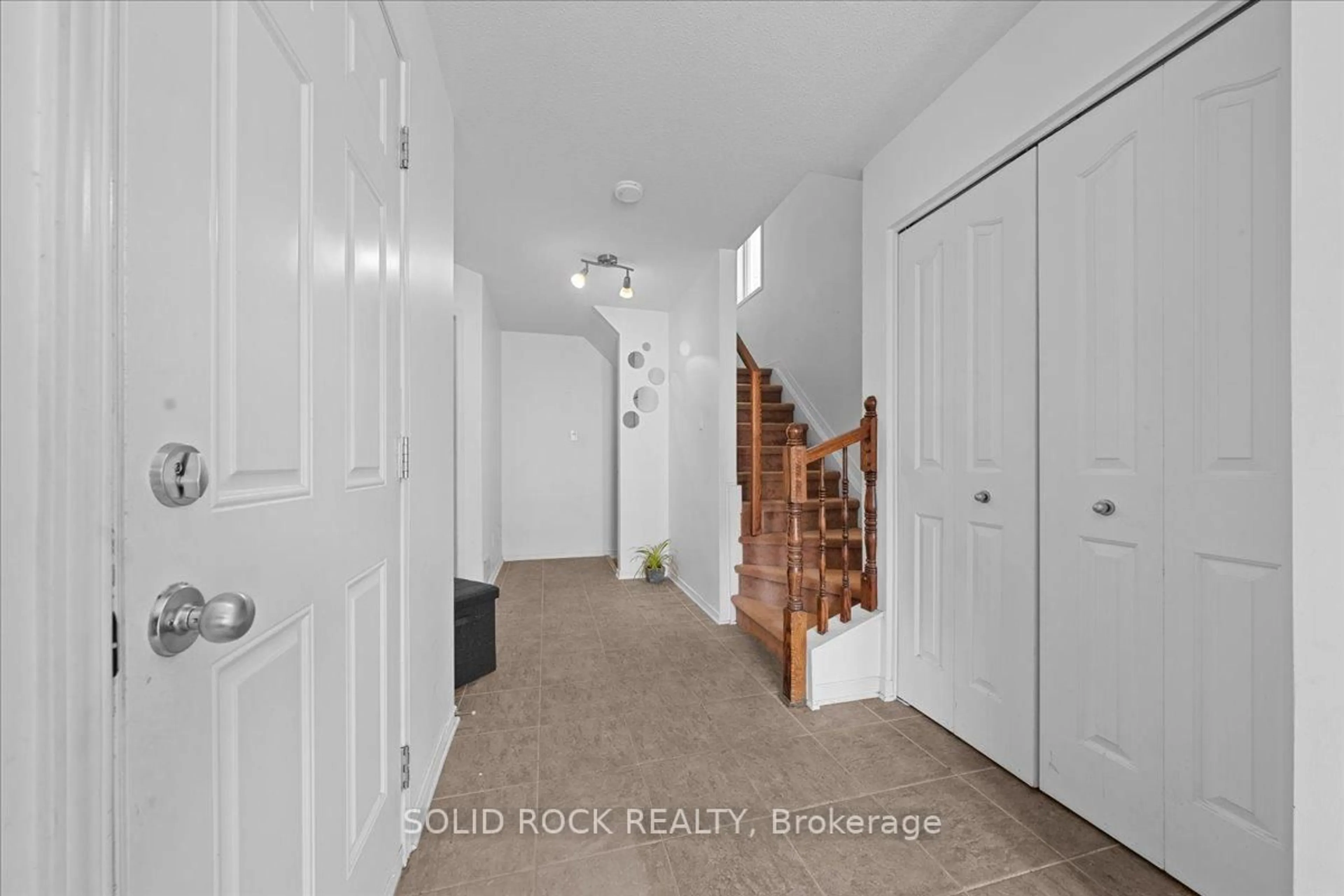 Indoor entryway for 369 Citiplace Dr, Ottawa Ontario K2E 0A7