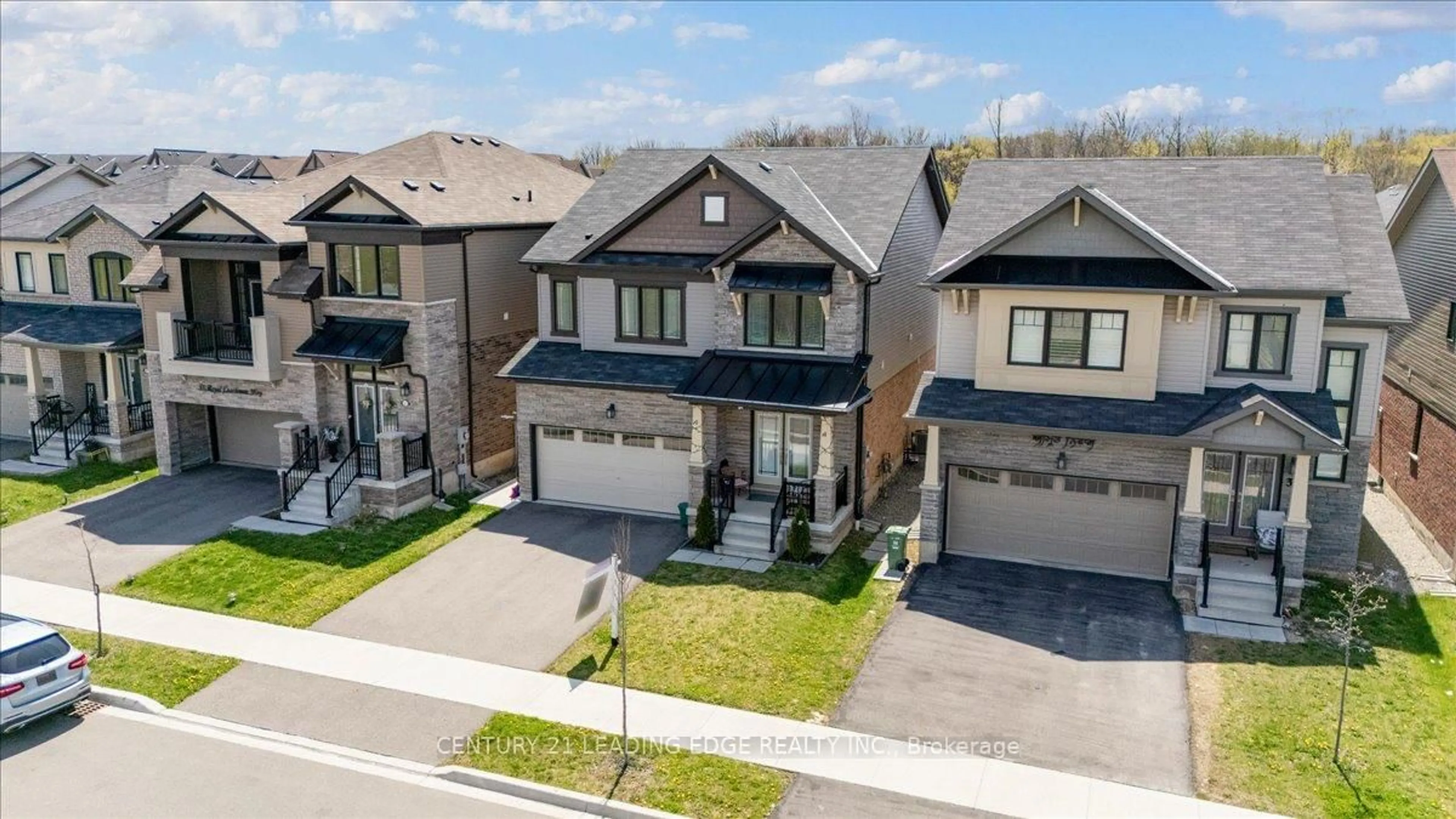 A pic from outside/outdoor area/front of a property/back of a property/a pic from drone, street for 35 Royal Coachman Way, Hamilton Ontario L8J 0M2