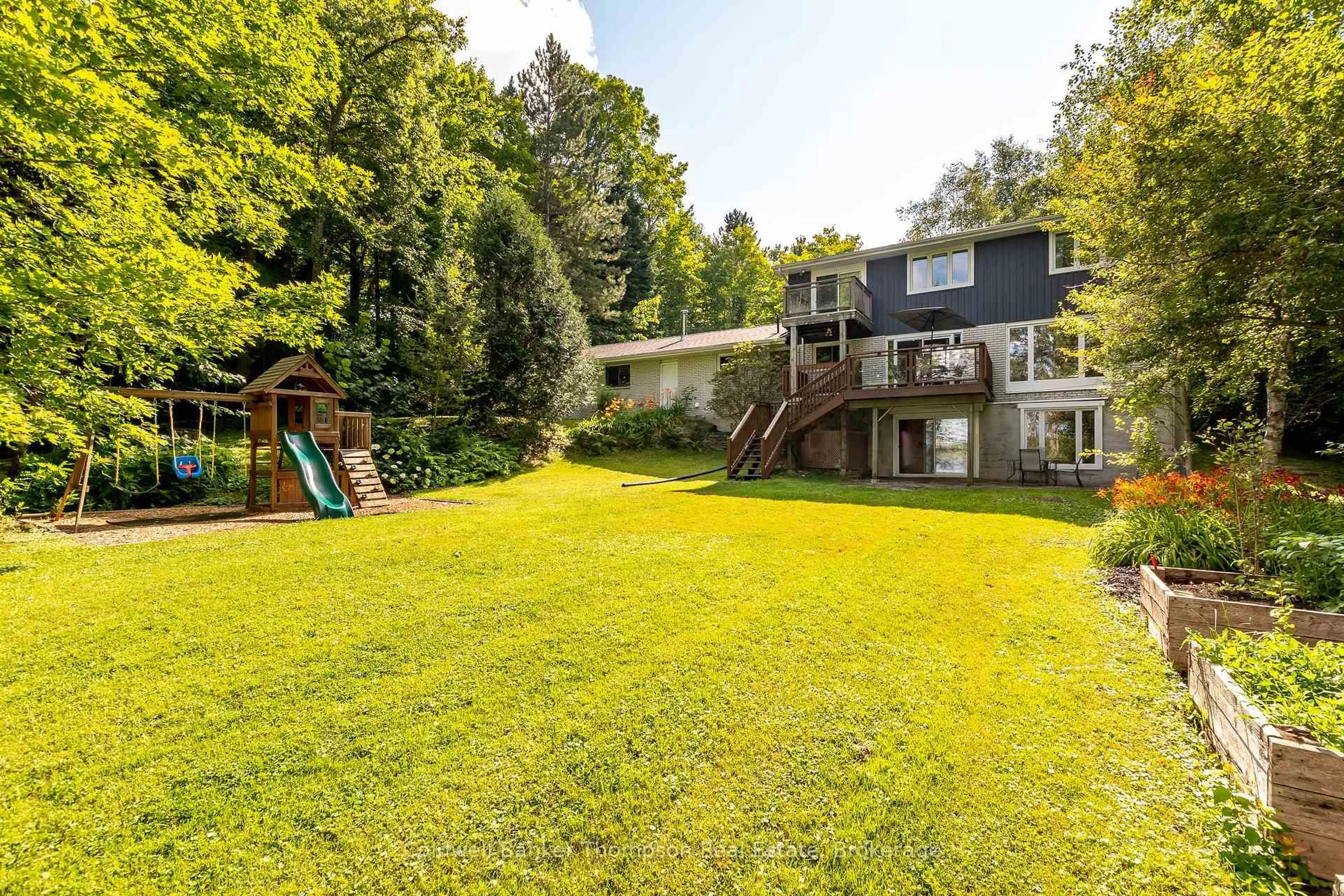 A pic from outside/outdoor area/front of a property/back of a property/a pic from drone, unknown for 26 Helen St, Huntsville Ontario P1H 1H5