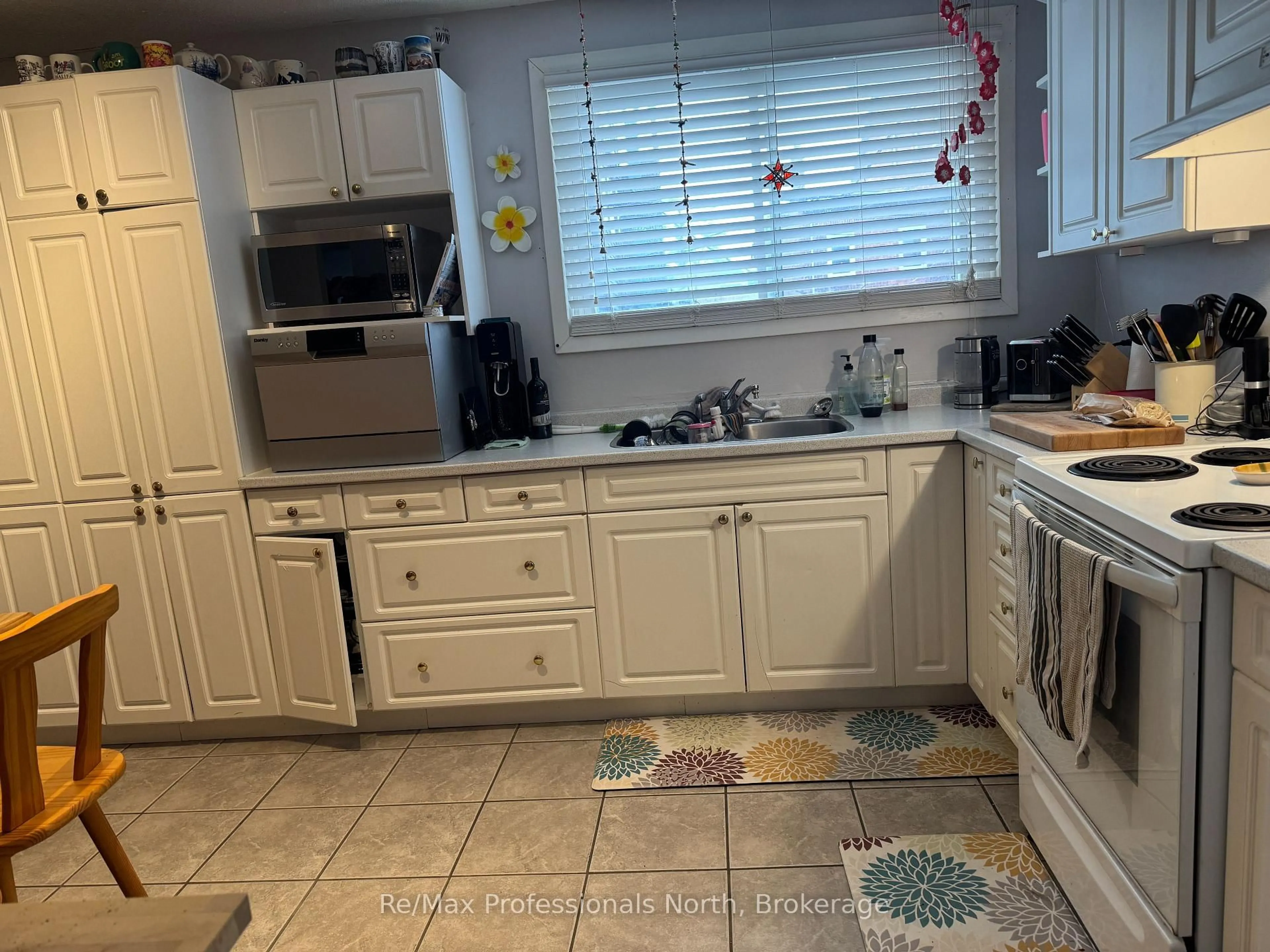 Standard kitchen, ceramic/tile floor for 141 Hotchkiss St, Gravenhurst Ontario P1P 1H6