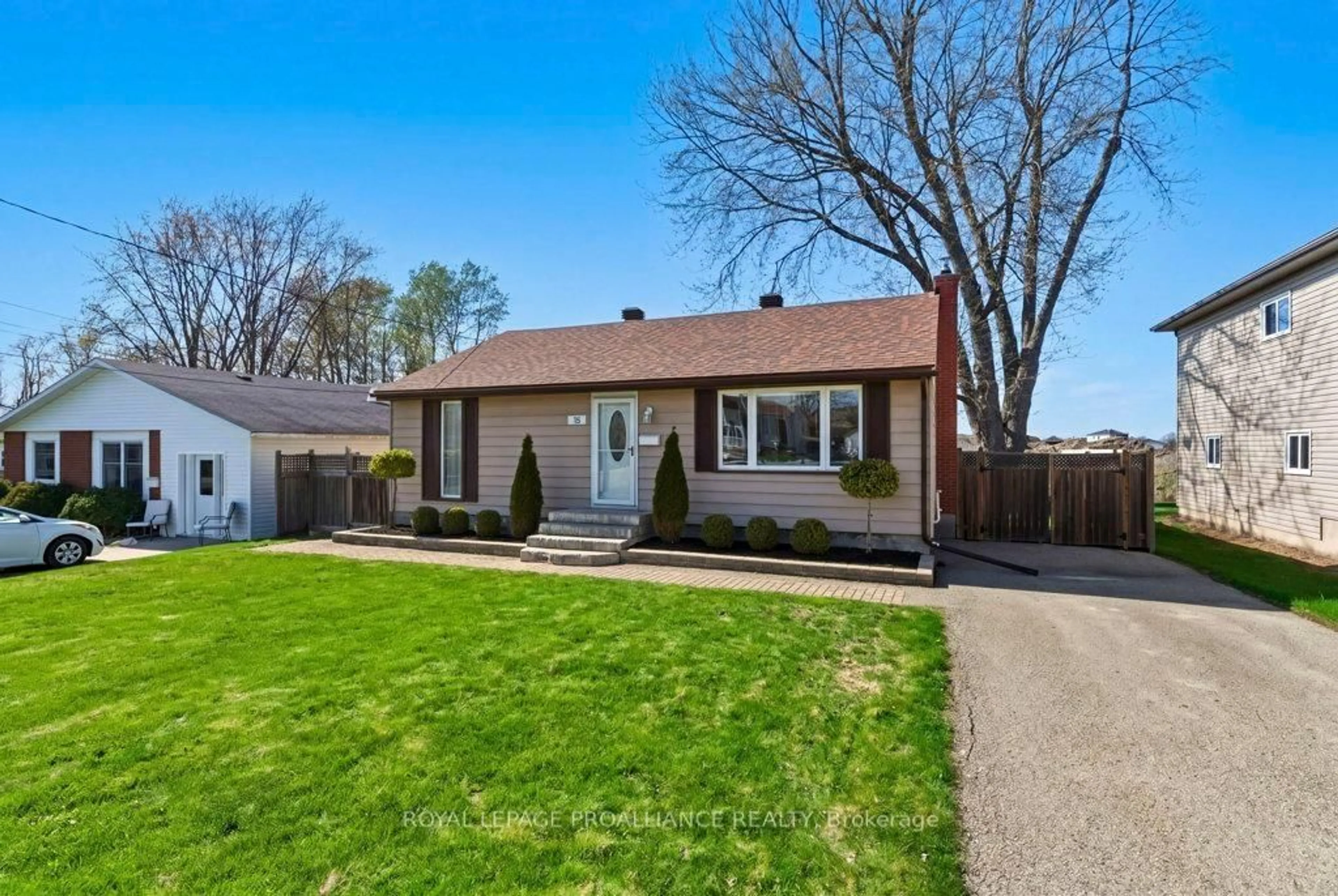Home with vinyl exterior material, street for 18 Duke St, Brockville Ontario K6V 3J1