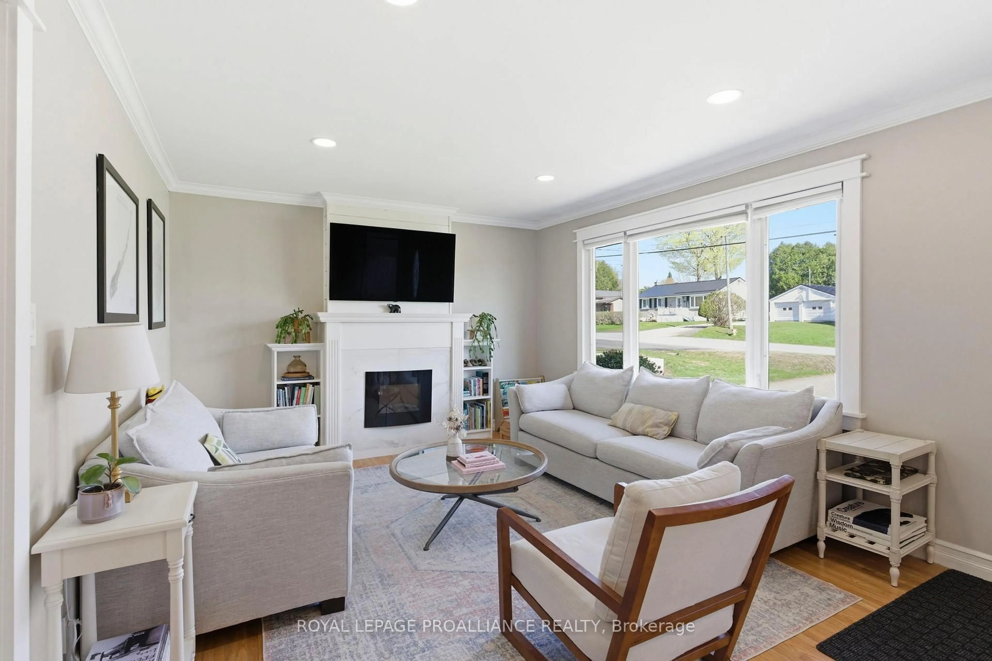 Living room with furniture, unknown for 18 Duke St, Brockville Ontario K6V 3J1