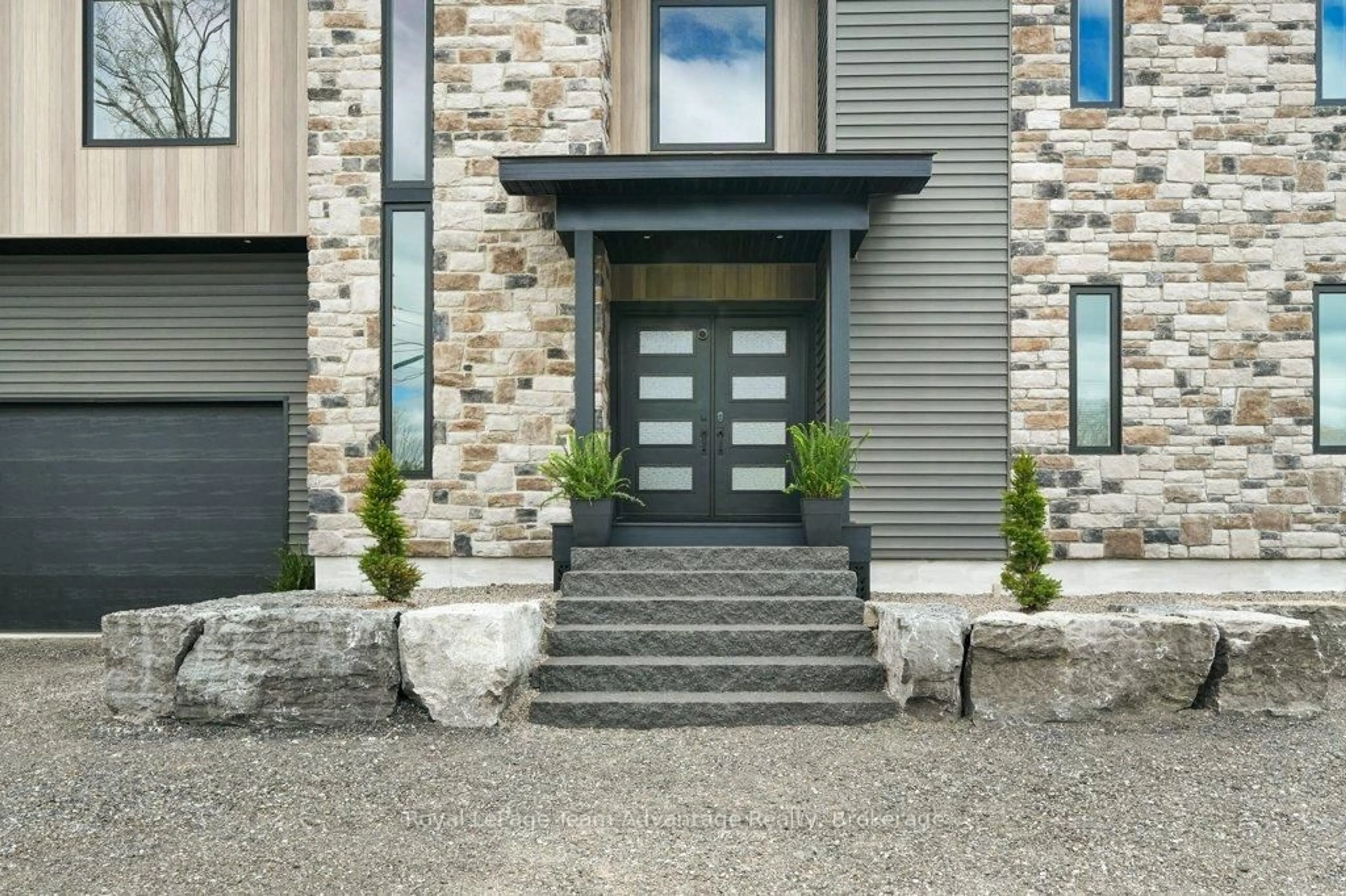 Indoor entryway for 55 Dennis Dr, Parry Sound Ontario P2A 2H9