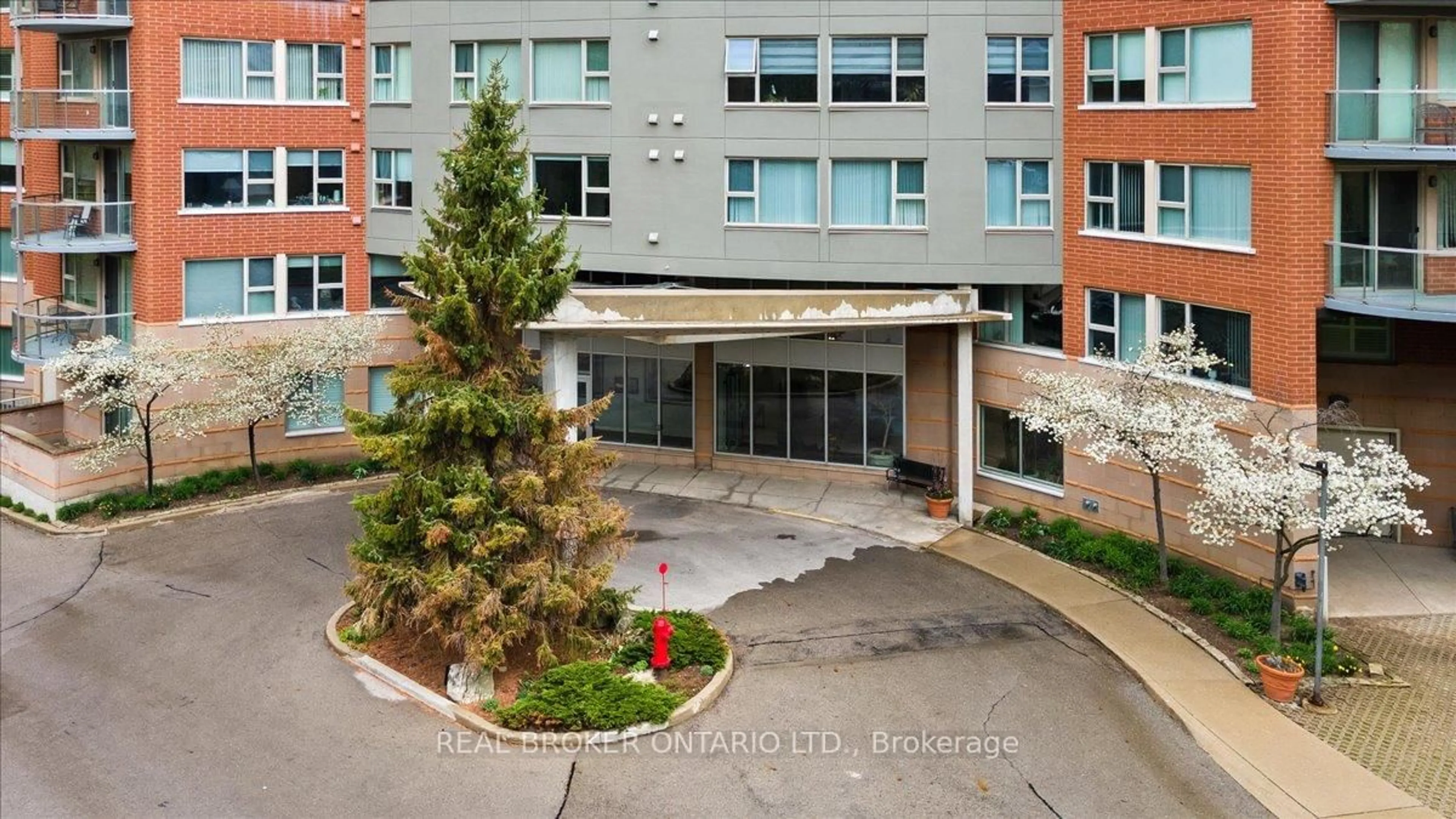 Indoor foyer for 77 Governors Rd #602, Hamilton Ontario L9H 7N8
