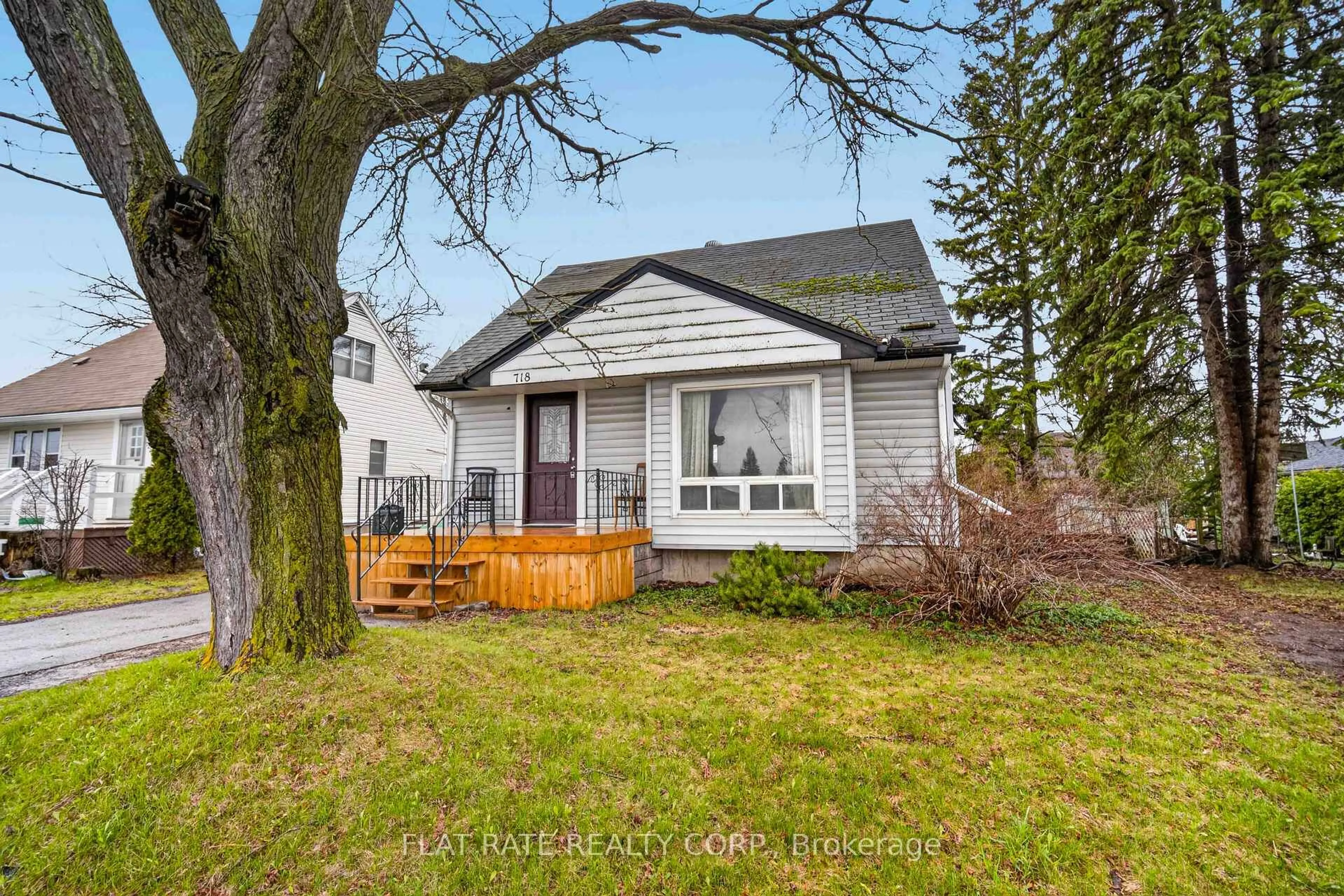 Home with vinyl exterior material, street for 718 GILLESPIE Ave, Peterborough Ontario K9J 5N8