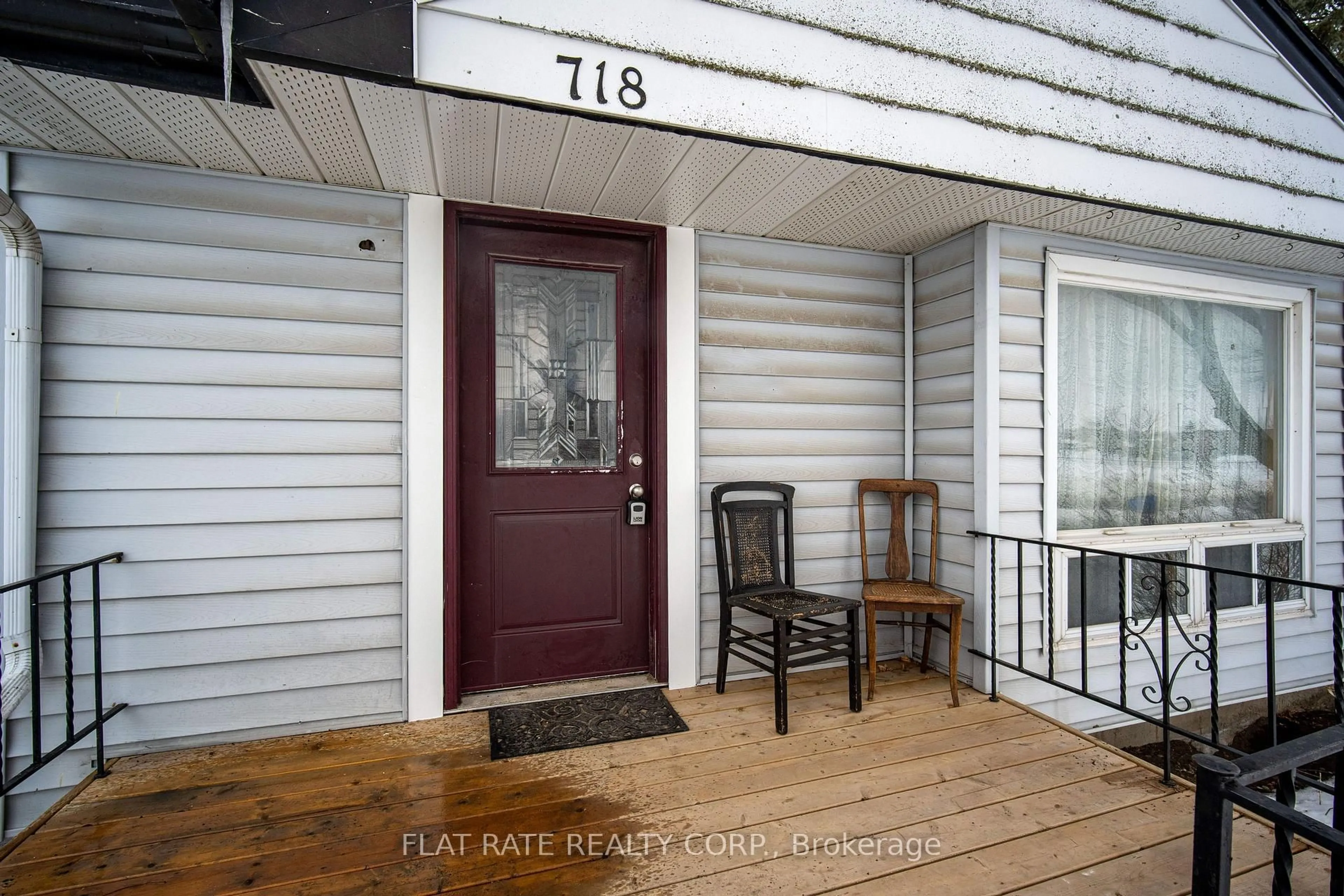 Indoor entryway for 718 GILLESPIE Ave, Peterborough Ontario K9J 5N8