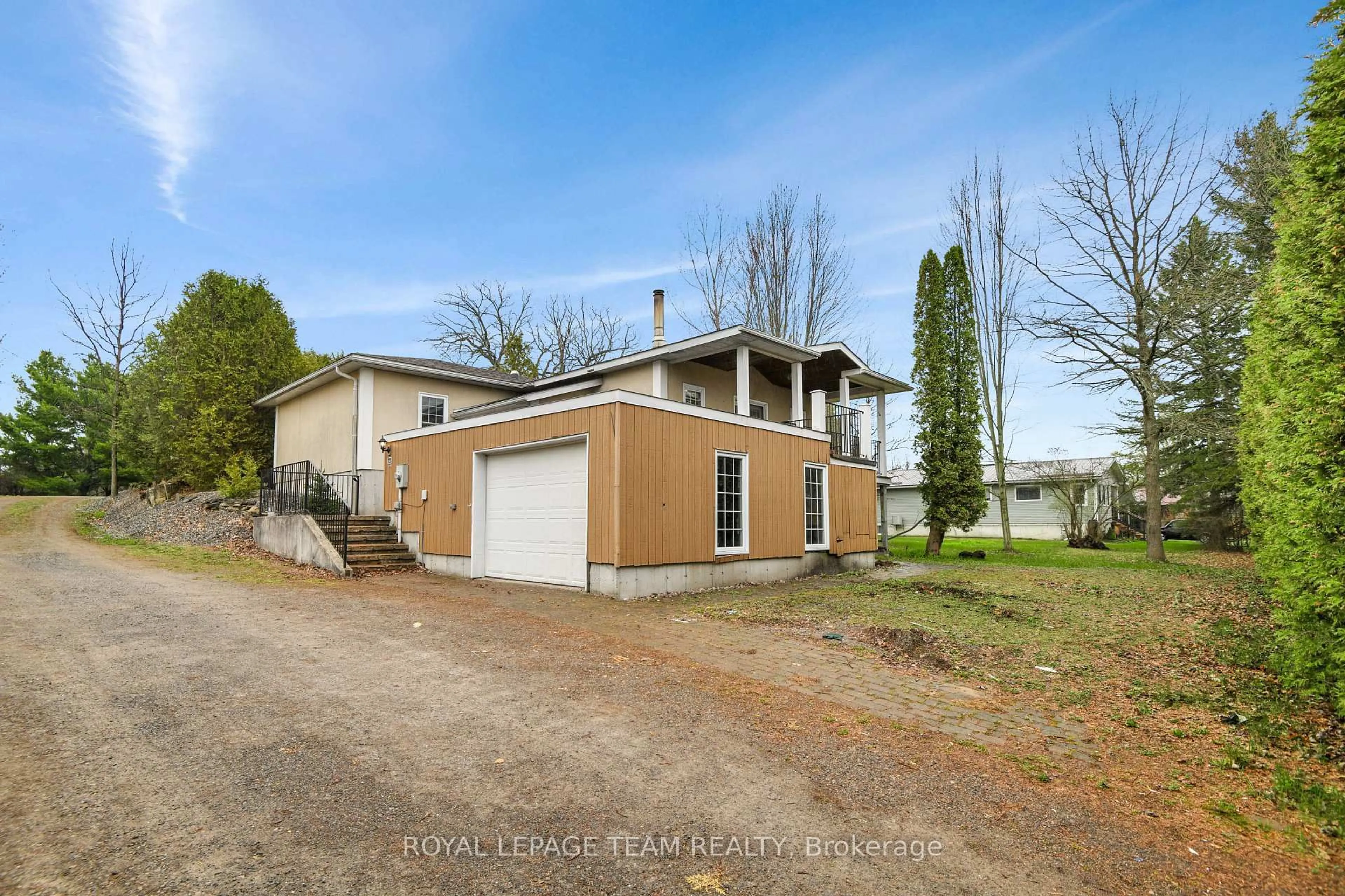 A pic from outside/outdoor area/front of a property/back of a property/a pic from drone, street for 123 Charlotte St, Merrickville-Wolford Ontario K0G 1N0