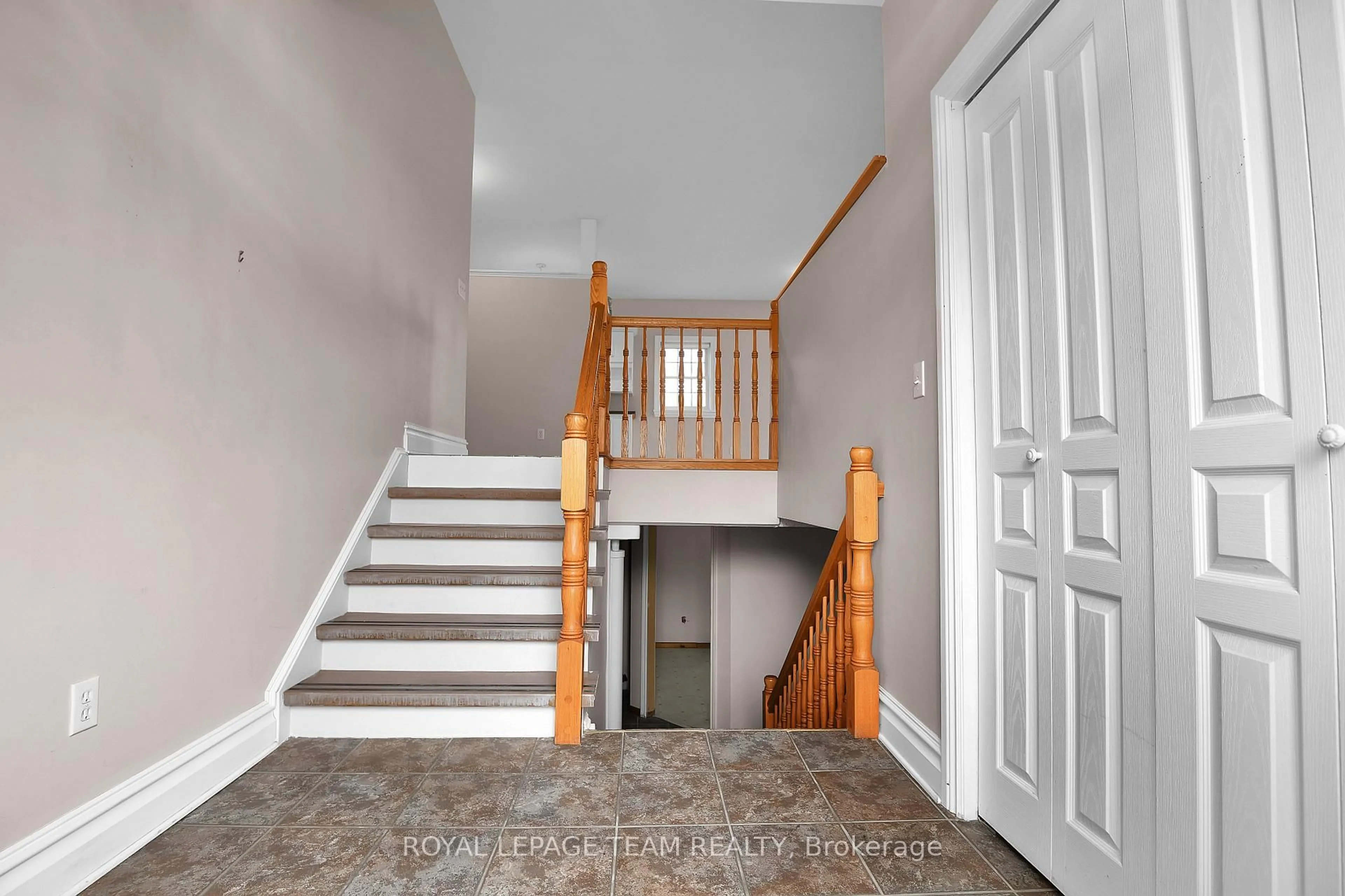 Indoor entryway for 123 Charlotte St, Merrickville-Wolford Ontario K0G 1N0