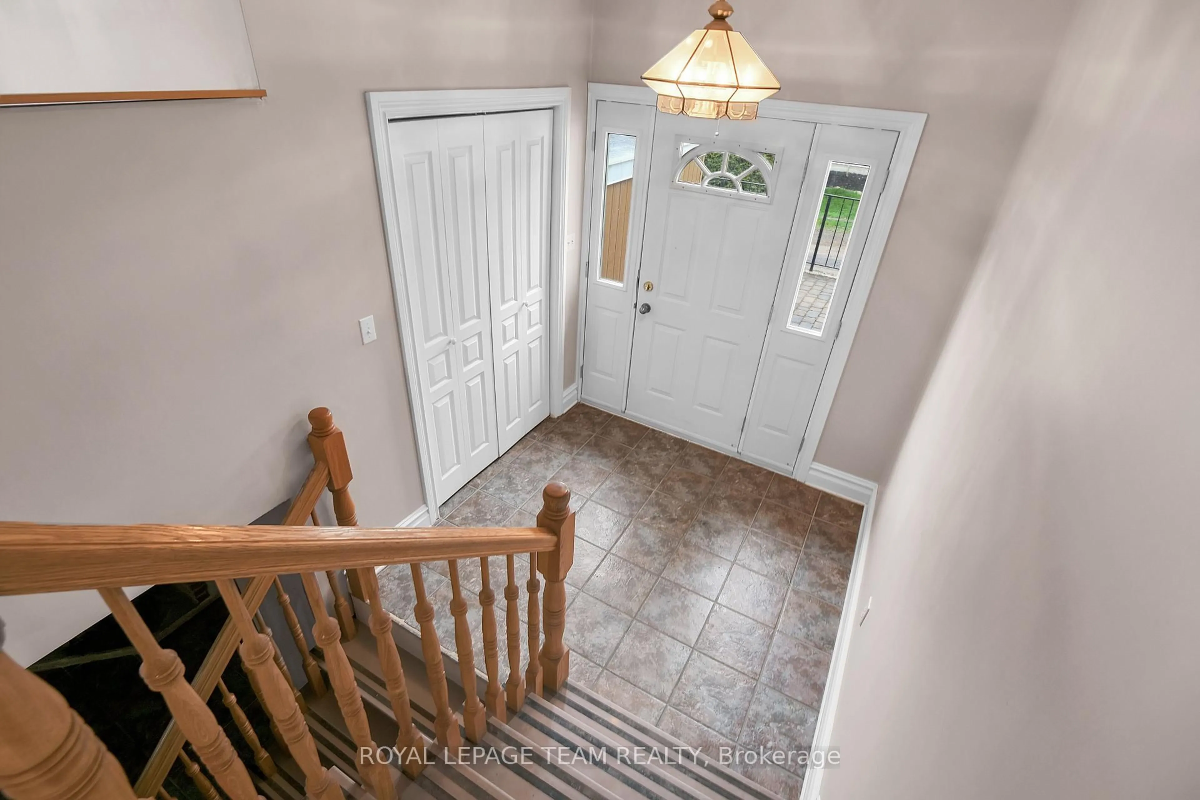 Indoor entryway for 123 Charlotte St, Merrickville-Wolford Ontario K0G 1N0
