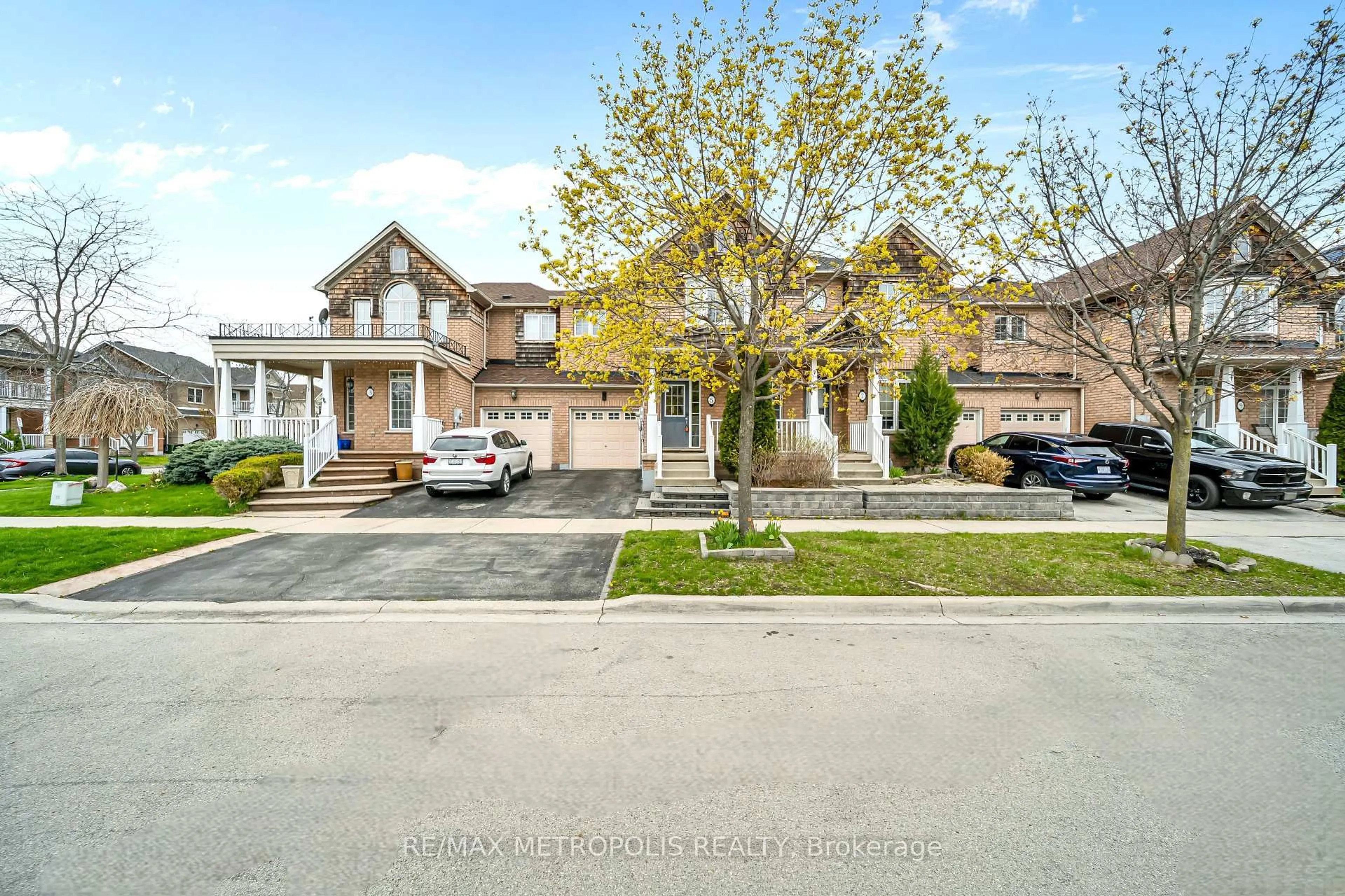 A pic from outside/outdoor area/front of a property/back of a property/a pic from drone, street for 5 Westhampton Way, Hamilton Ontario L8E 6C8